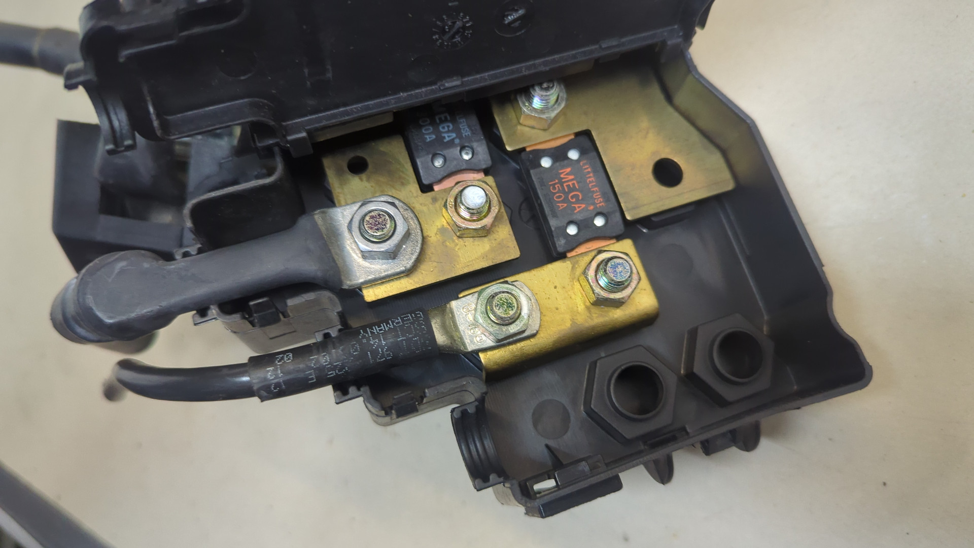 Клемма аккумулятора -