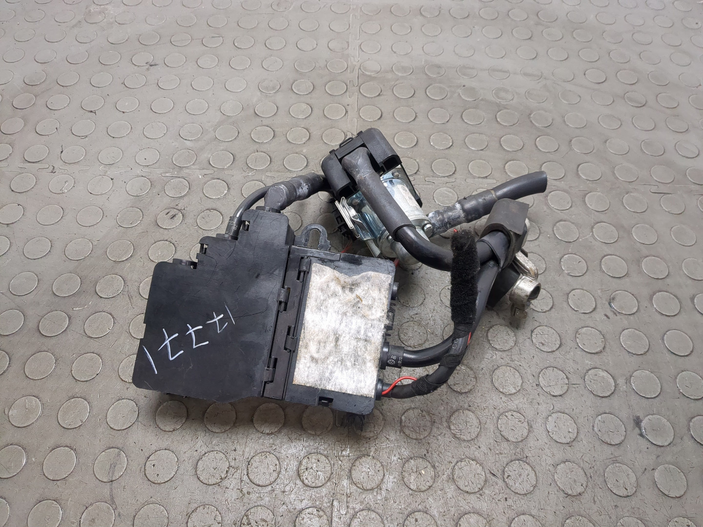 Клемма аккумулятора -