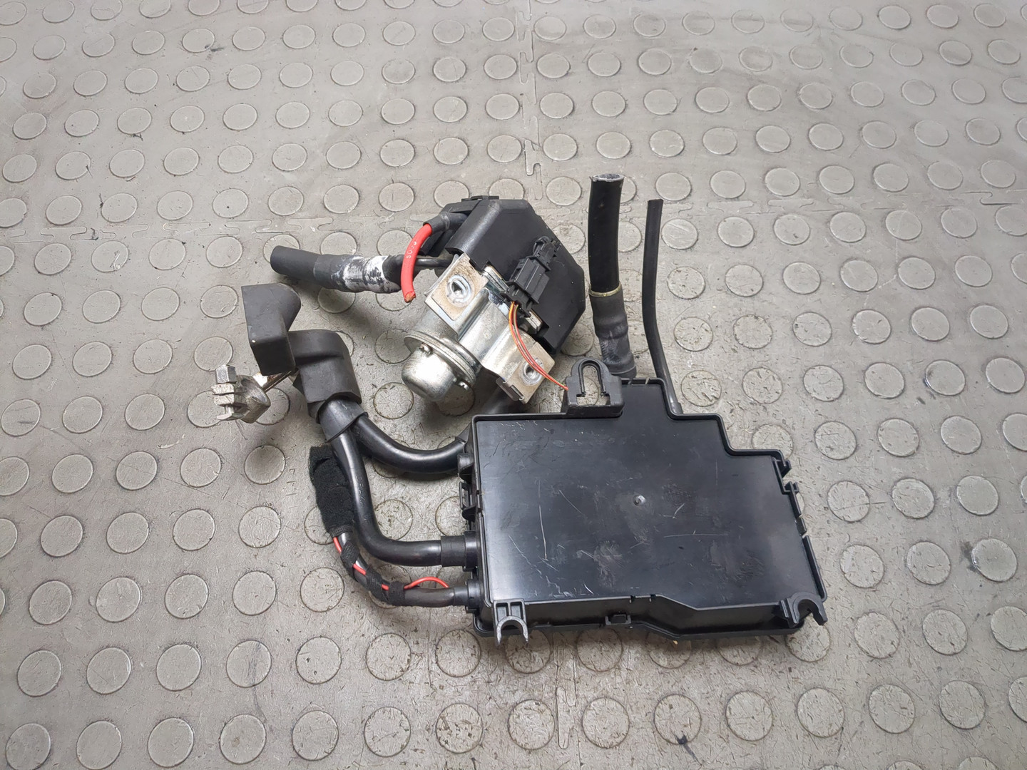 Клемма аккумулятора -