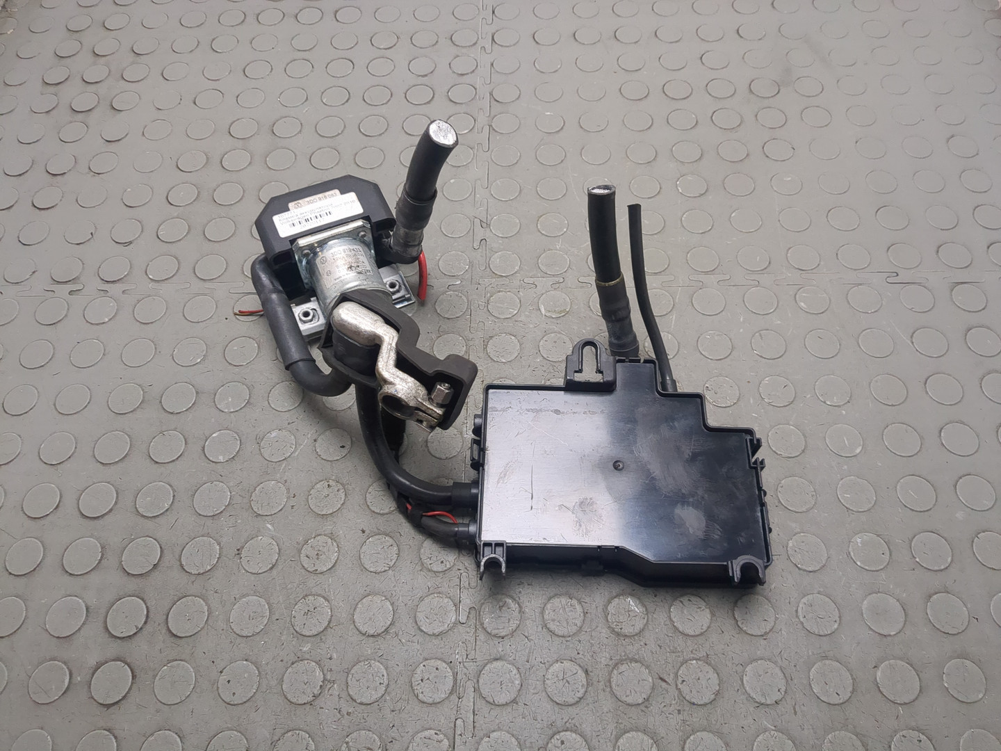 Клемма аккумулятора -