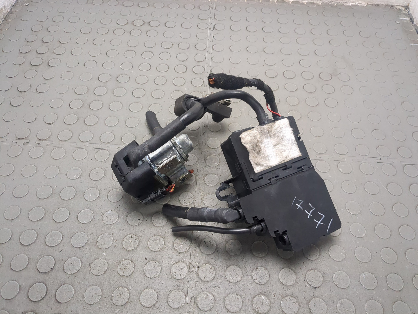 Клемма аккумулятора -