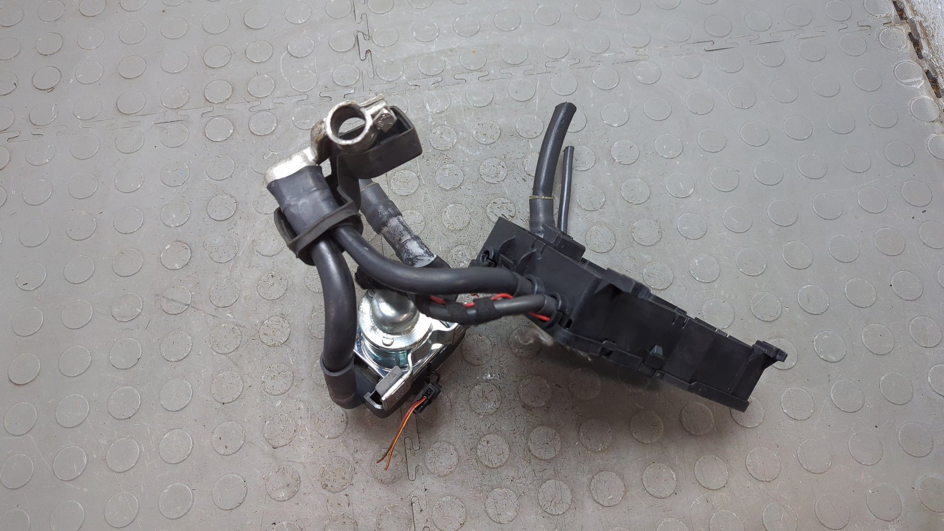 Клемма аккумулятора -