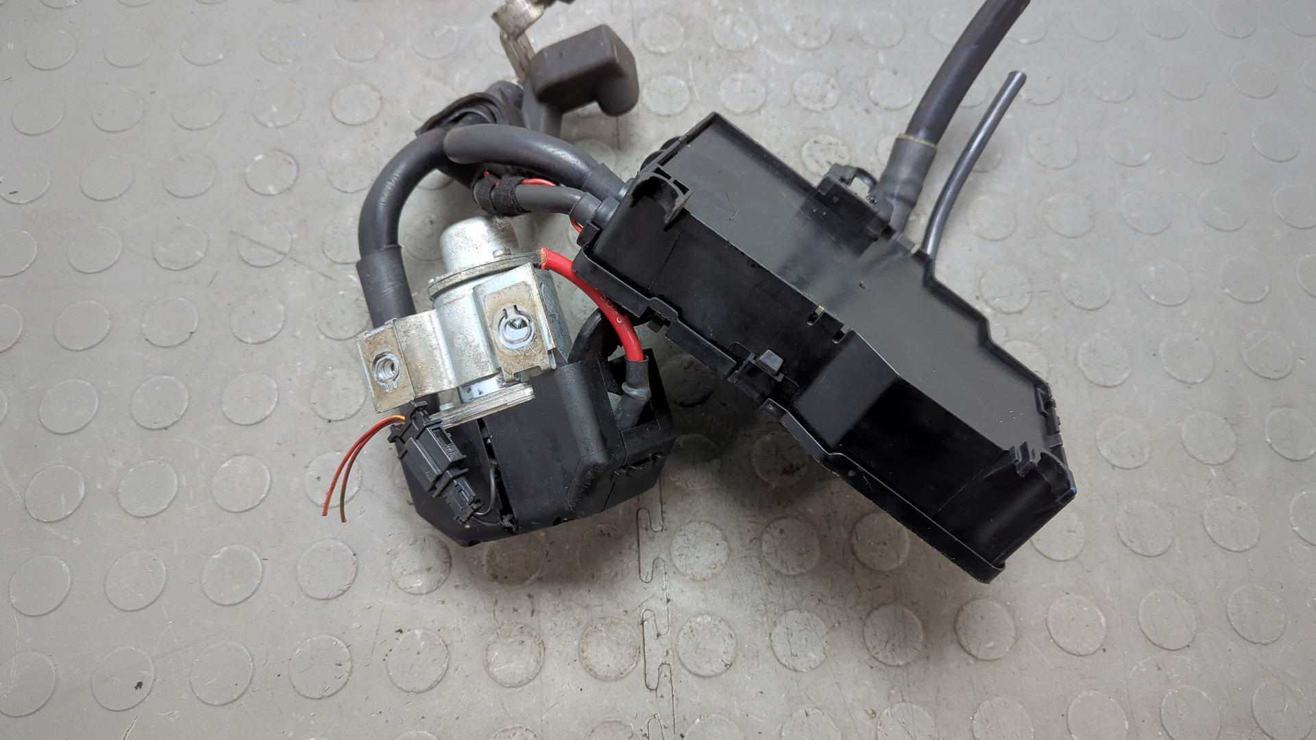 Клемма аккумулятора -