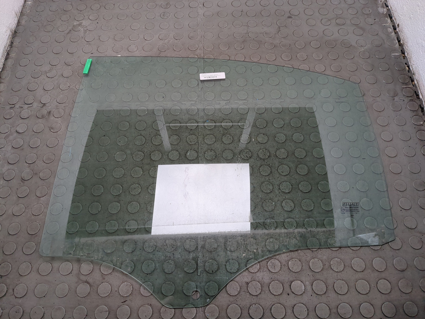 Стекло двери задней левой