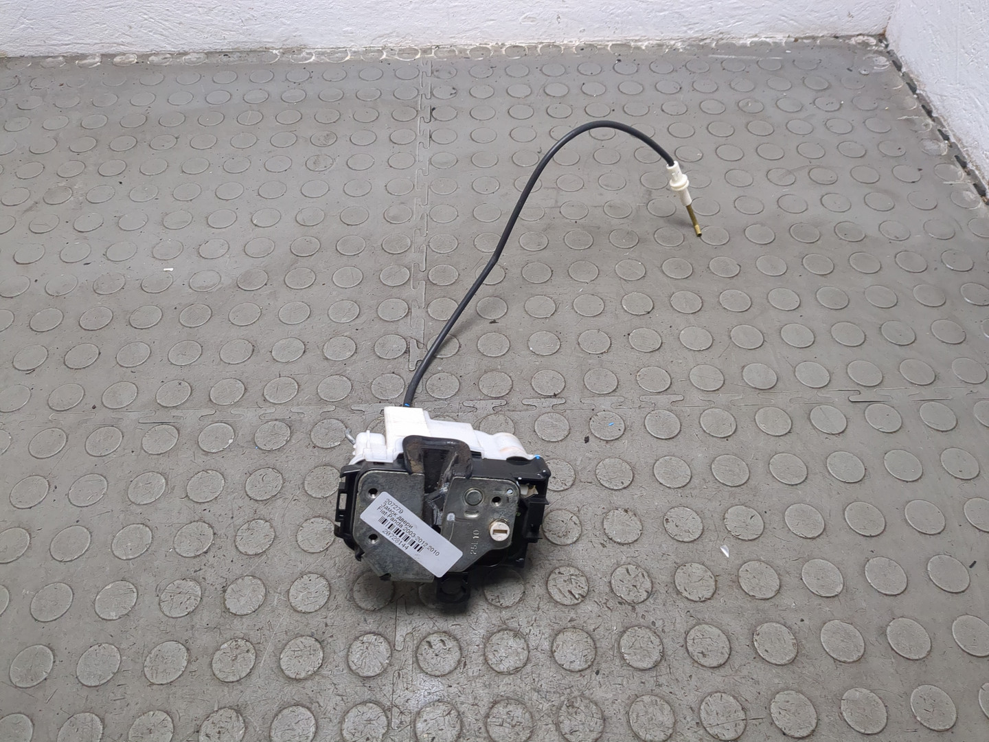 Замок двери задней левой