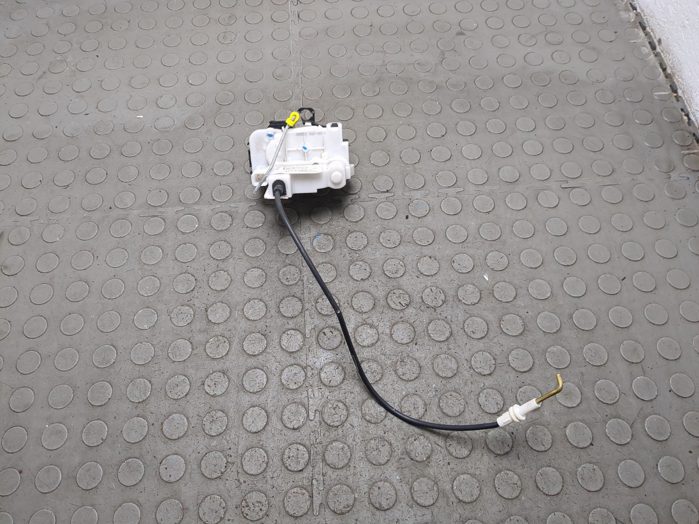 Замок двери задней левой