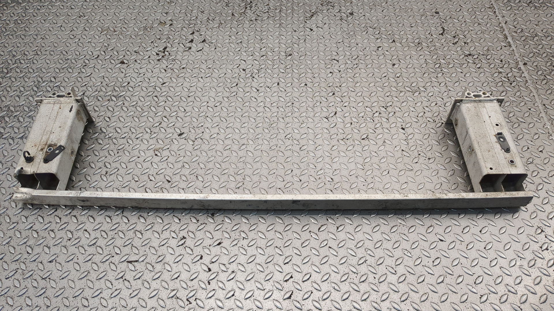 Усилитель переднего бампера