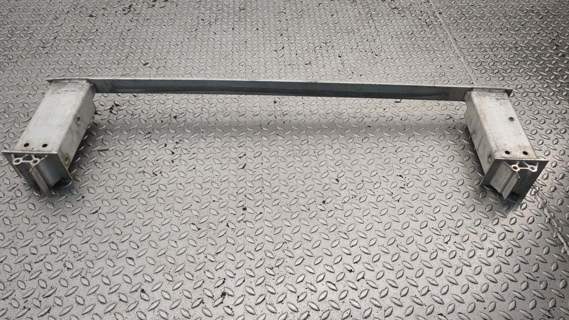 Усилитель переднего бампера