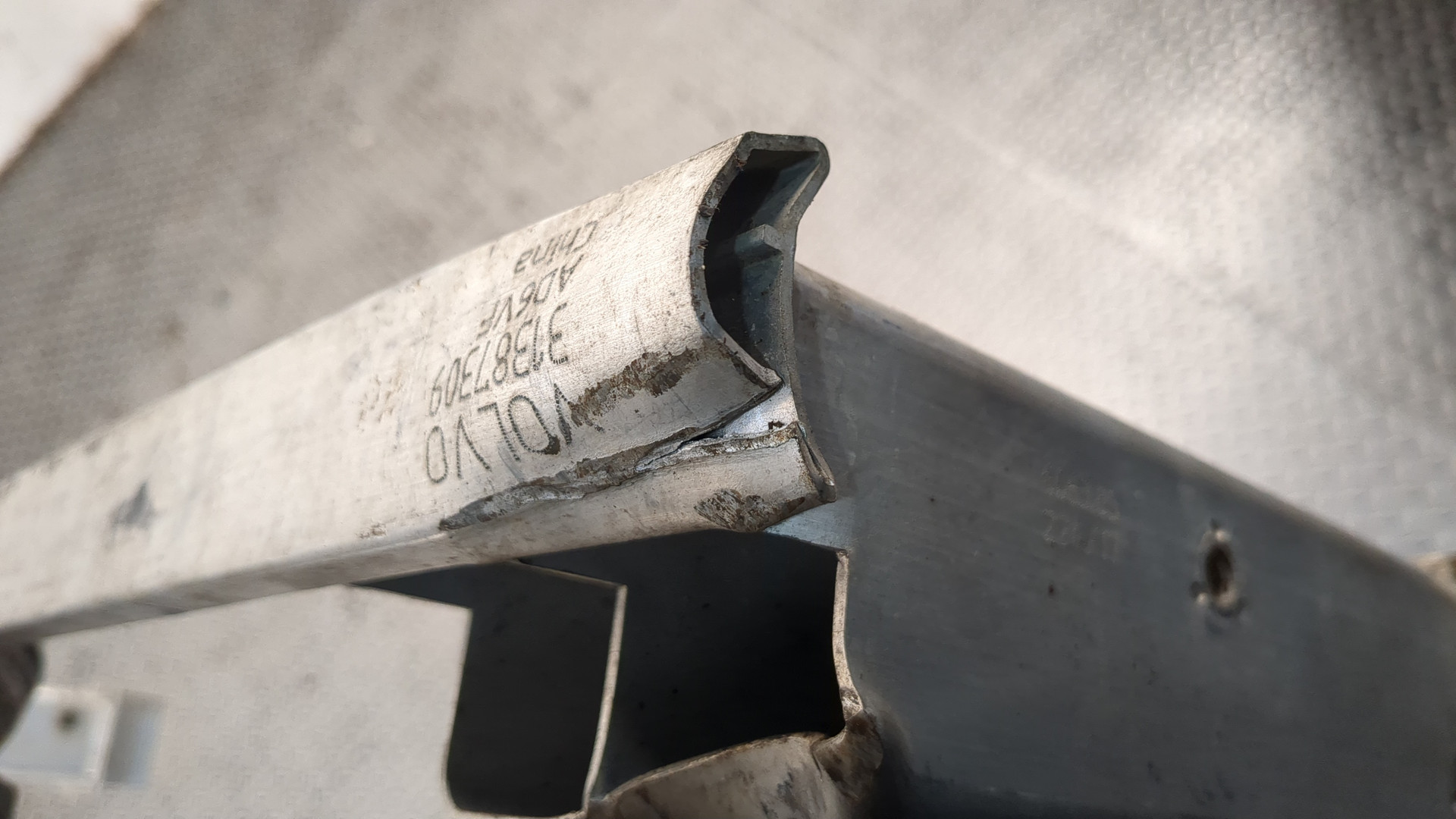 Усилитель переднего бампера