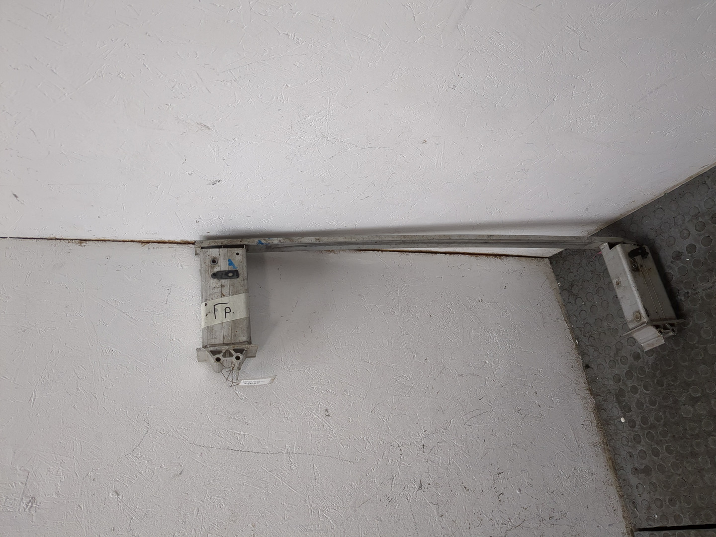 Усилитель переднего бампера