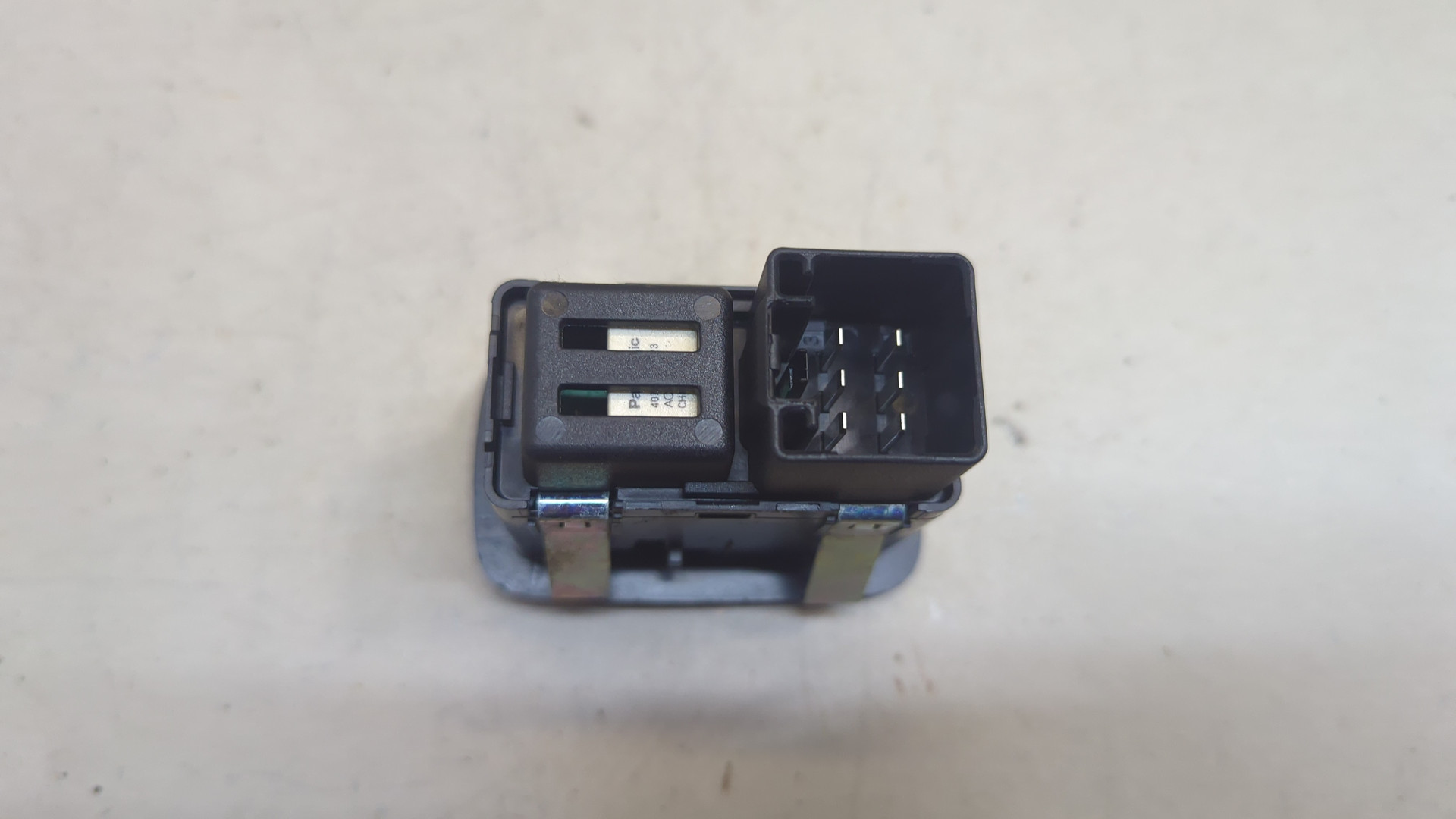 Кнопка стеклоподъемника