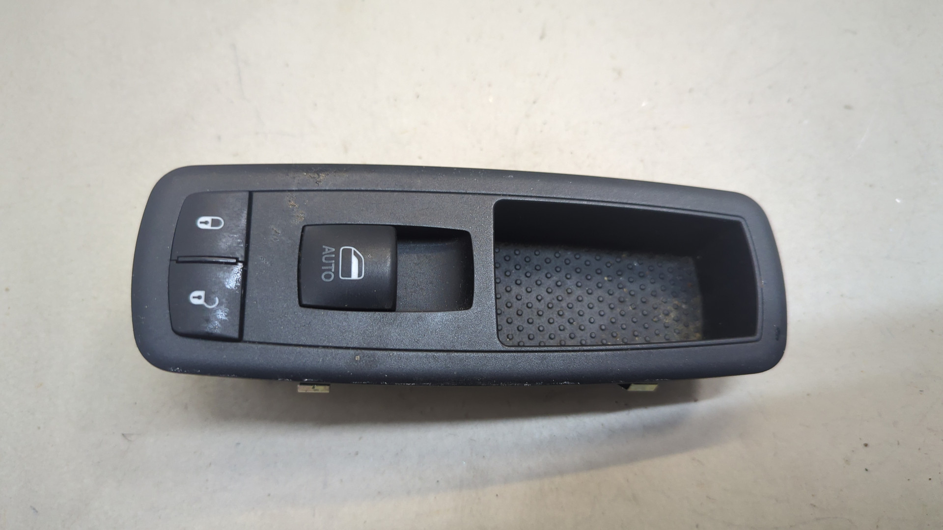 Кнопка стеклоподъемника