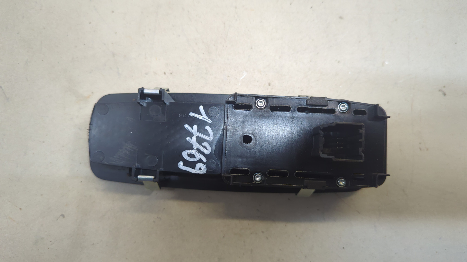 Кнопка стеклоподъемника