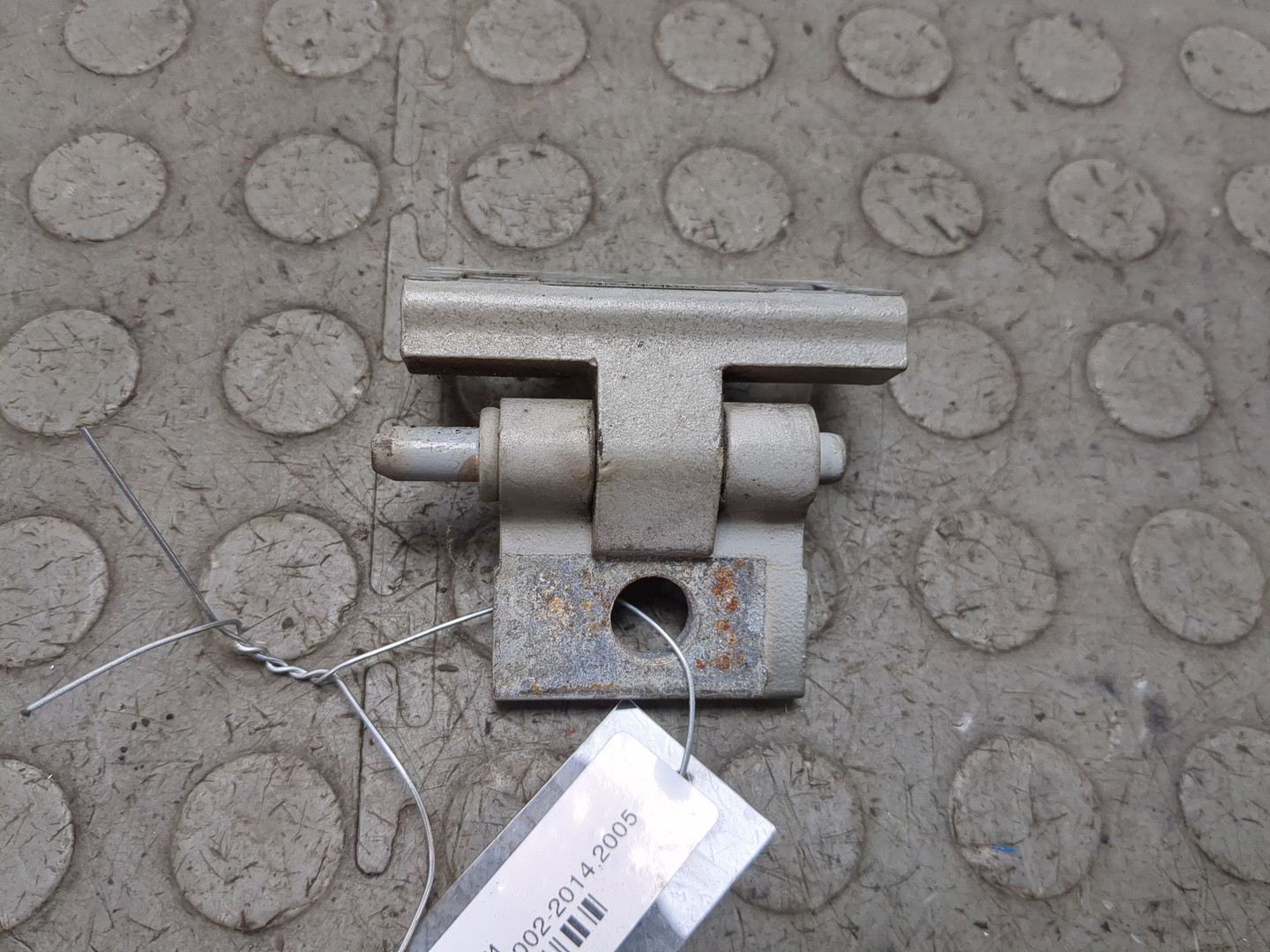 Петля двери