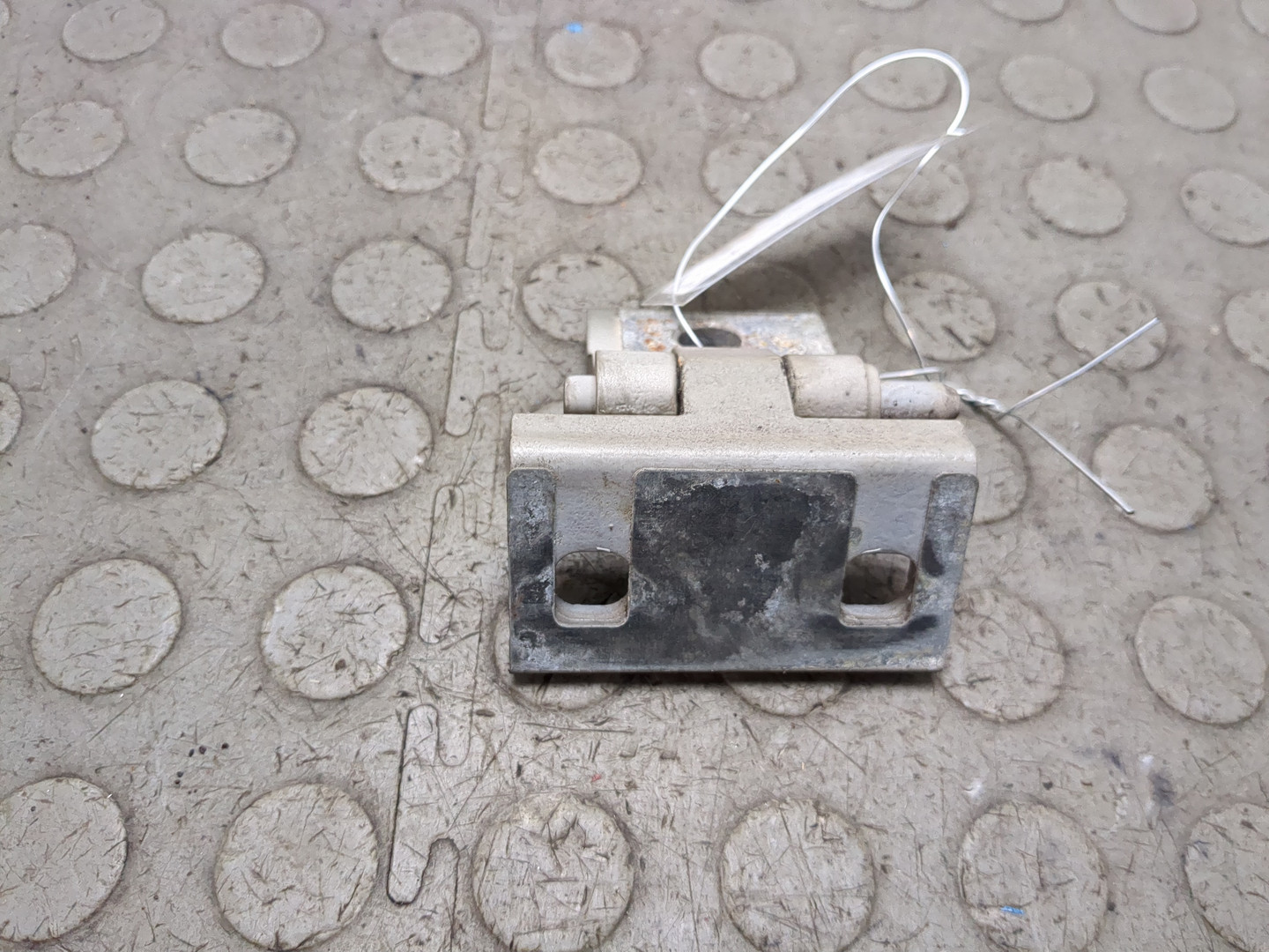 Петля двери