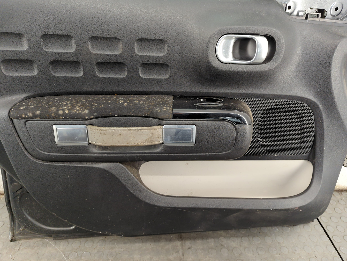 Дверь передняя левая