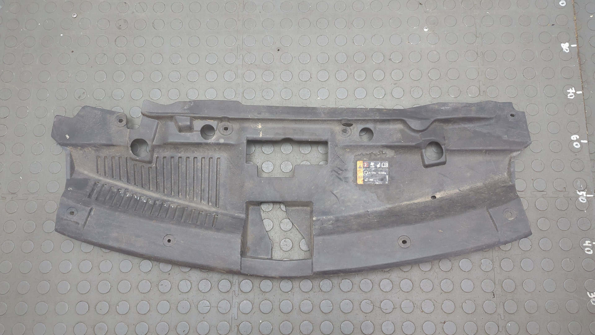 Кожух замка капота