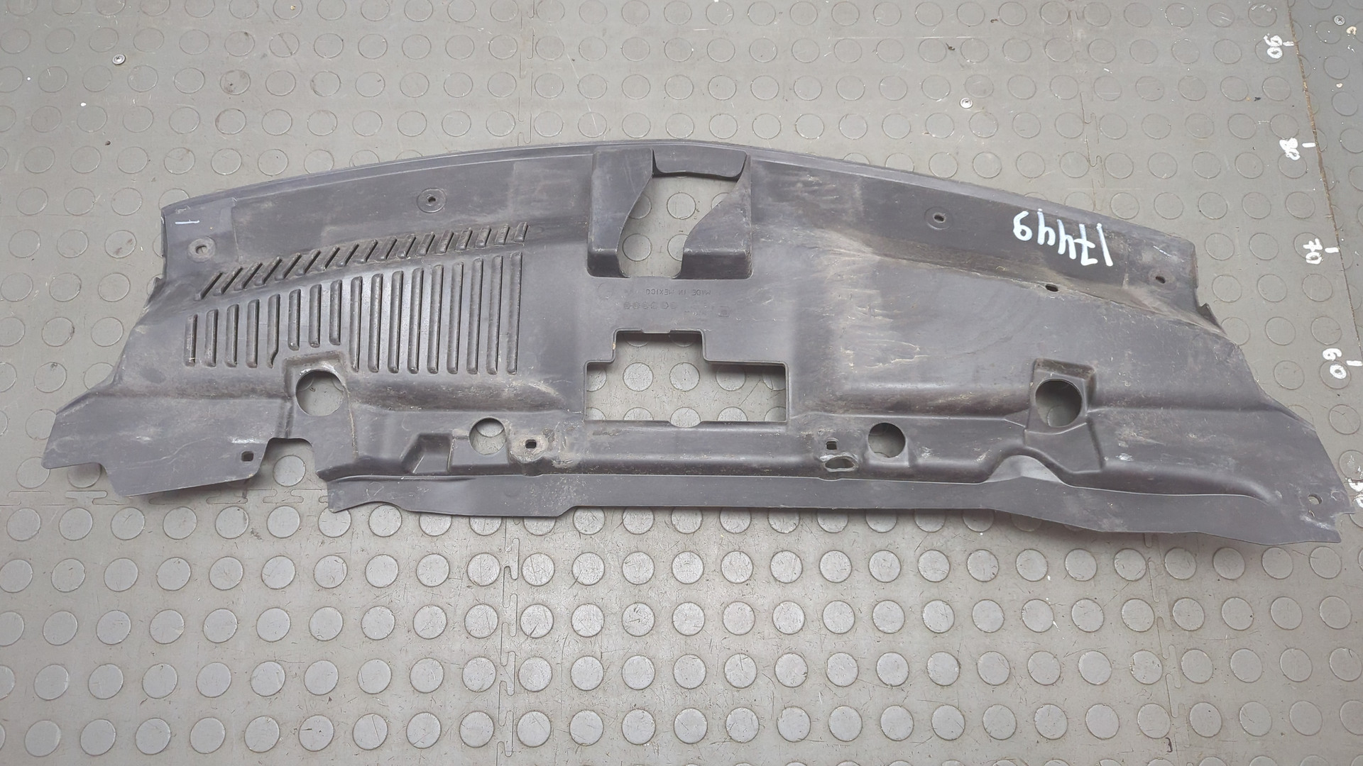 Кожух замка капота