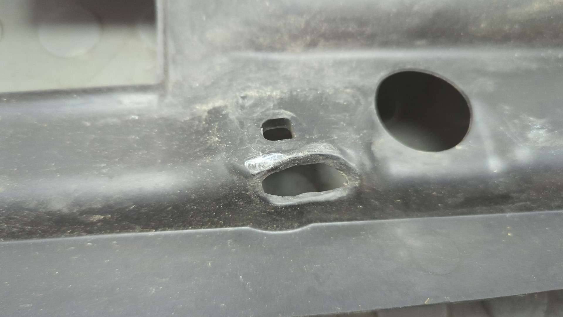 Кожух замка капота