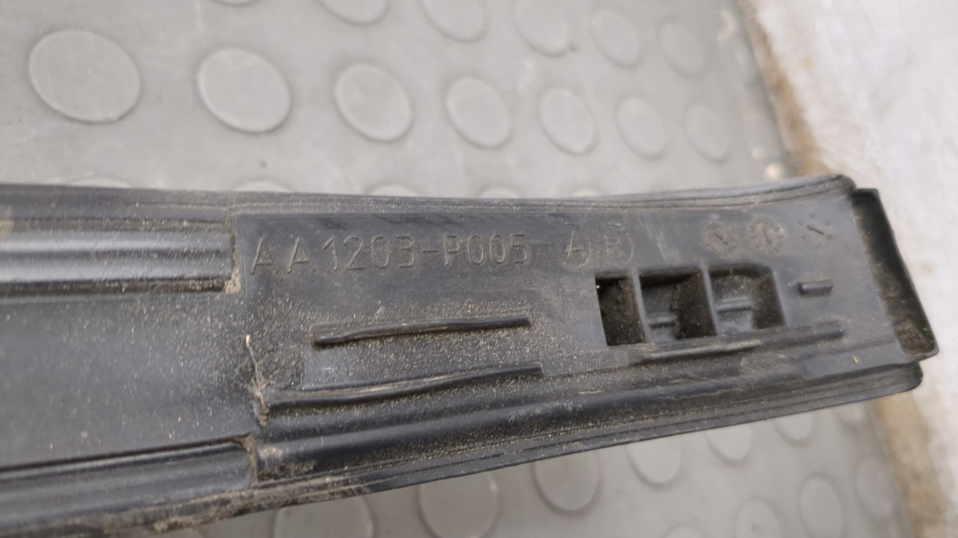 Рейлинг (релинг) левый (планка на крышу)