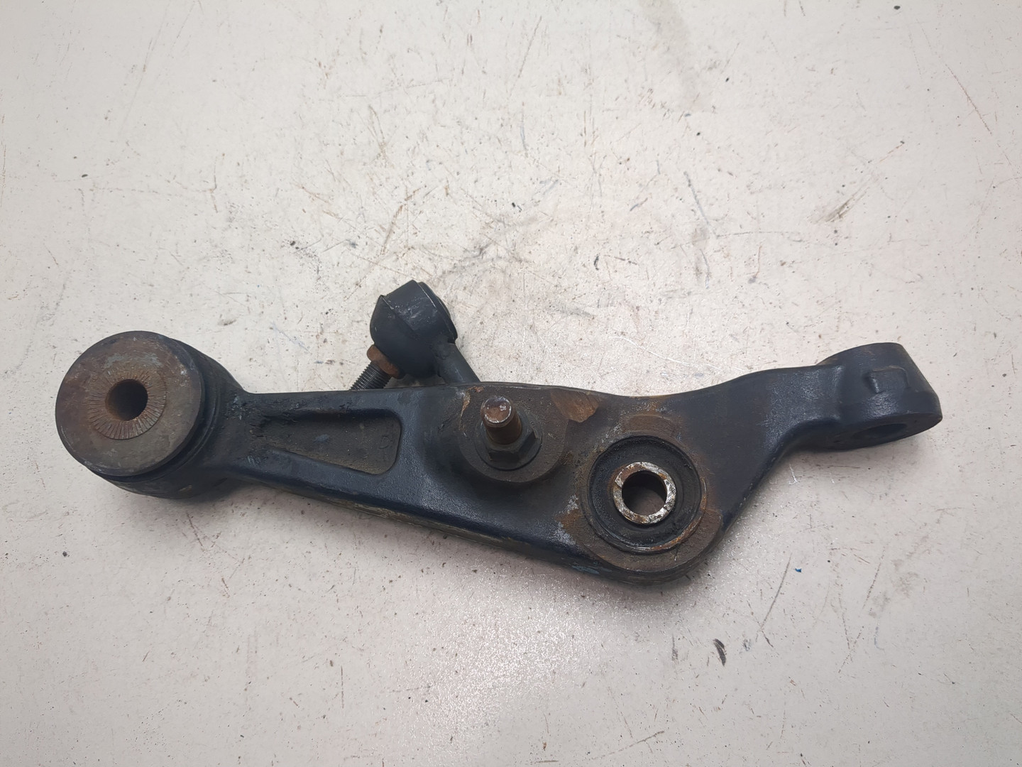 Рычаг передний правый