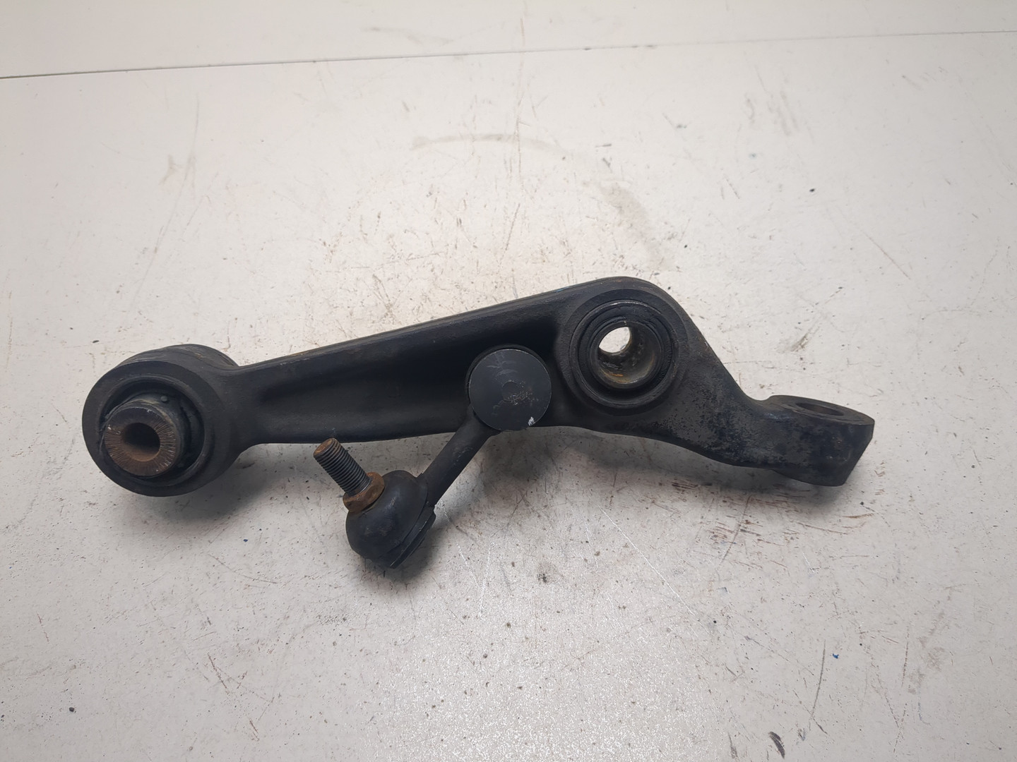 Рычаг передний правый