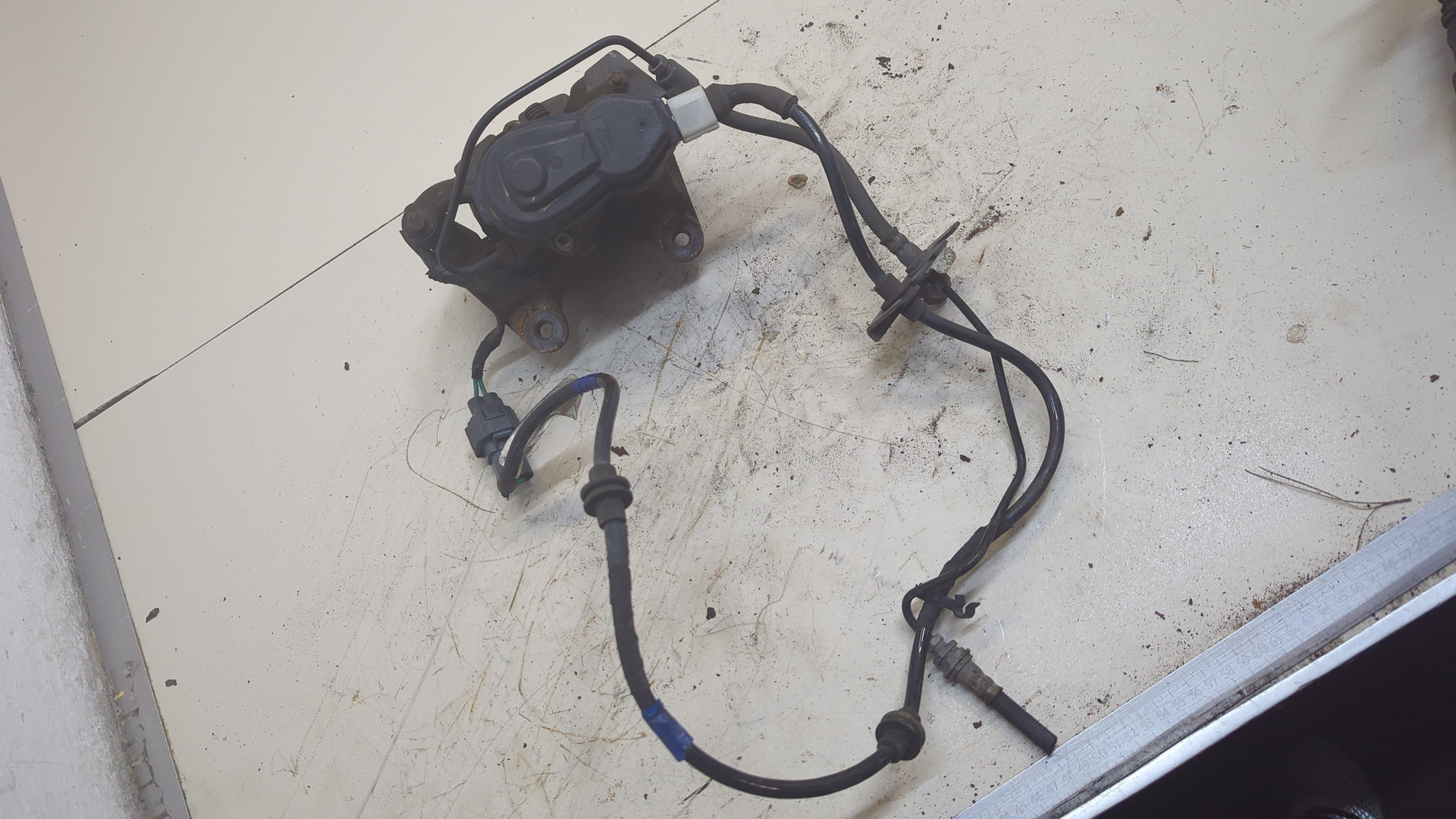 Суппорт задний левый