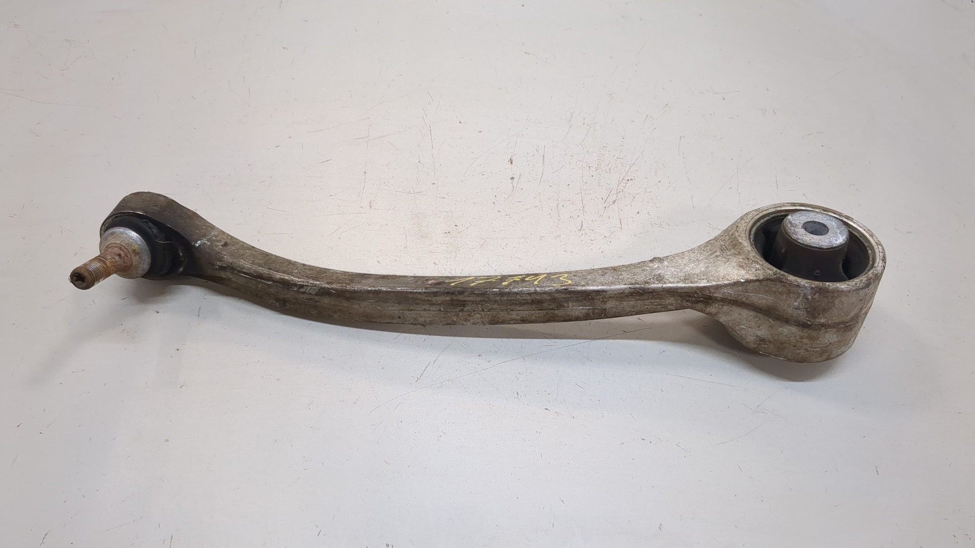 Рычаг передний правый