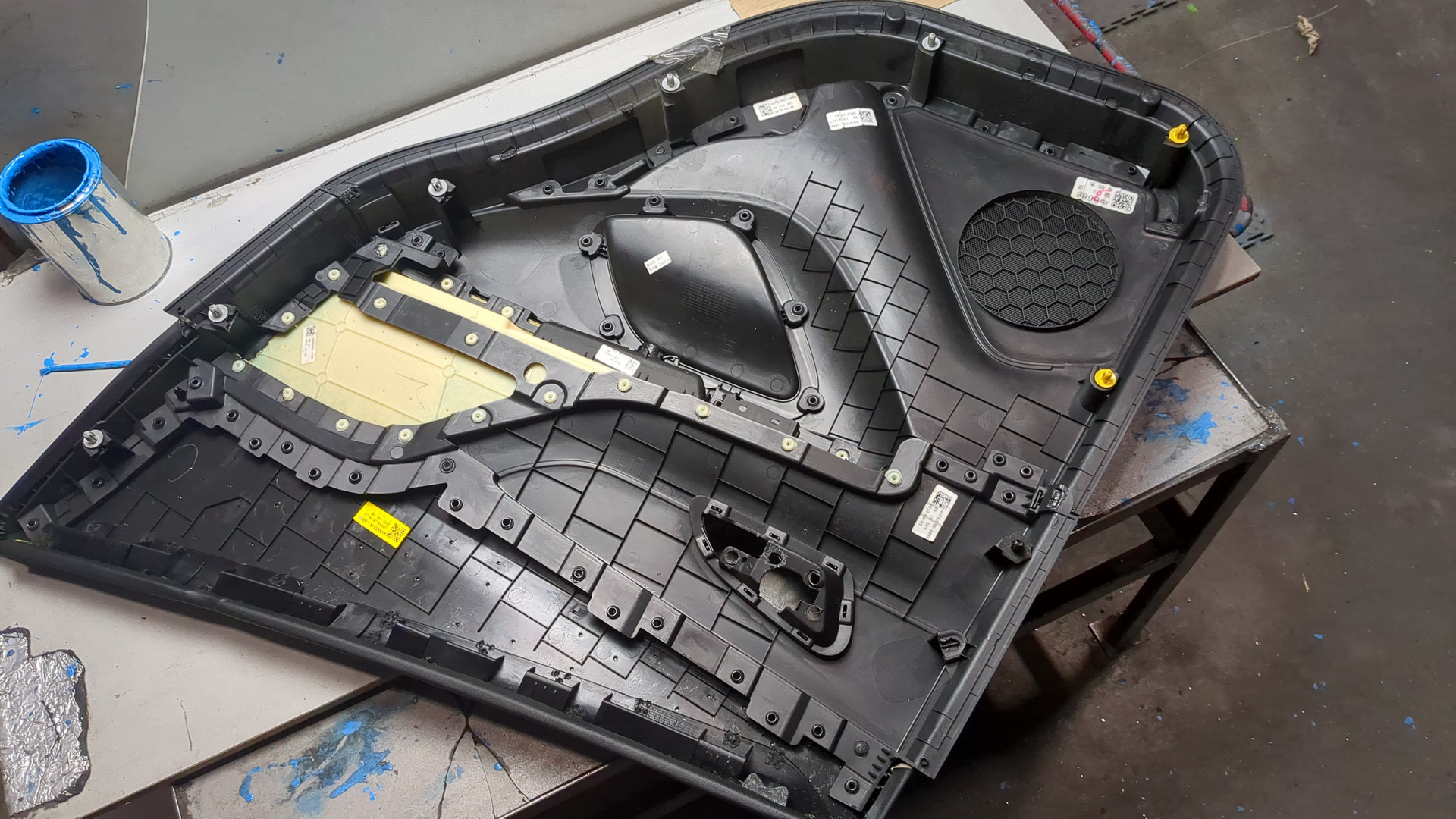 Обшивка двери задней левой