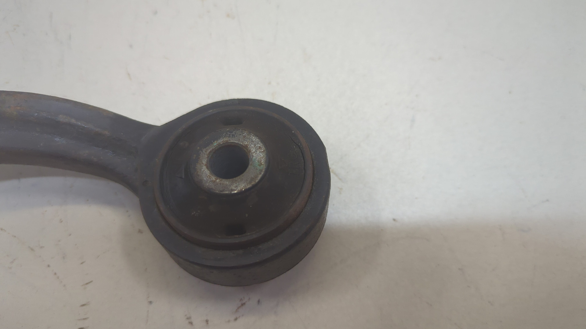 Рычаг передний правый