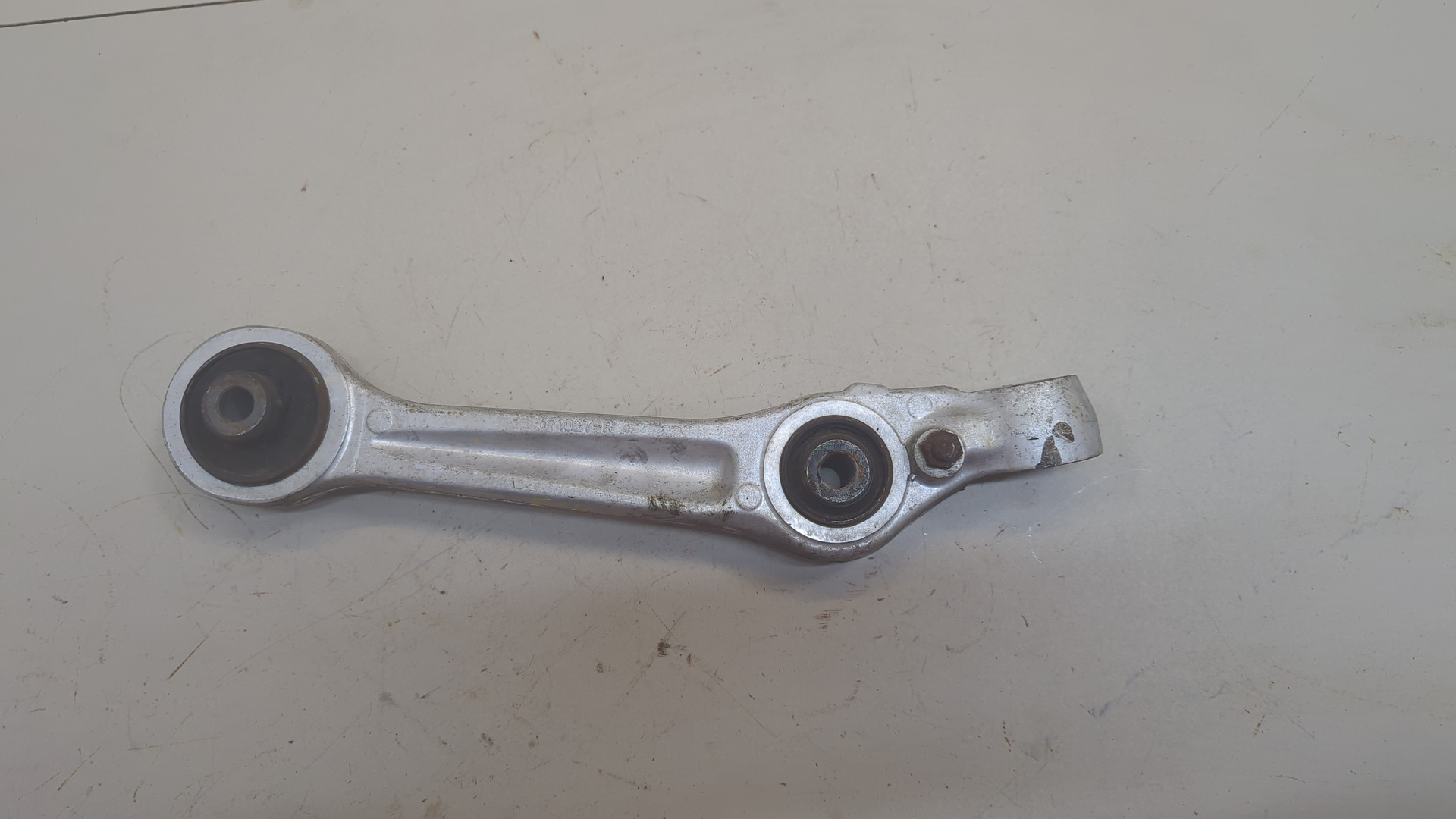 Рычаг передний правый