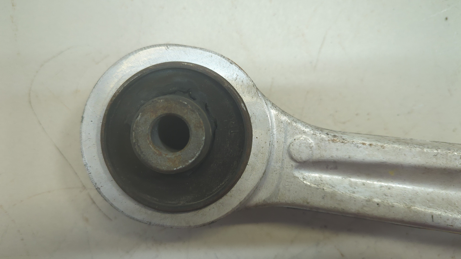 Рычаг передний правый