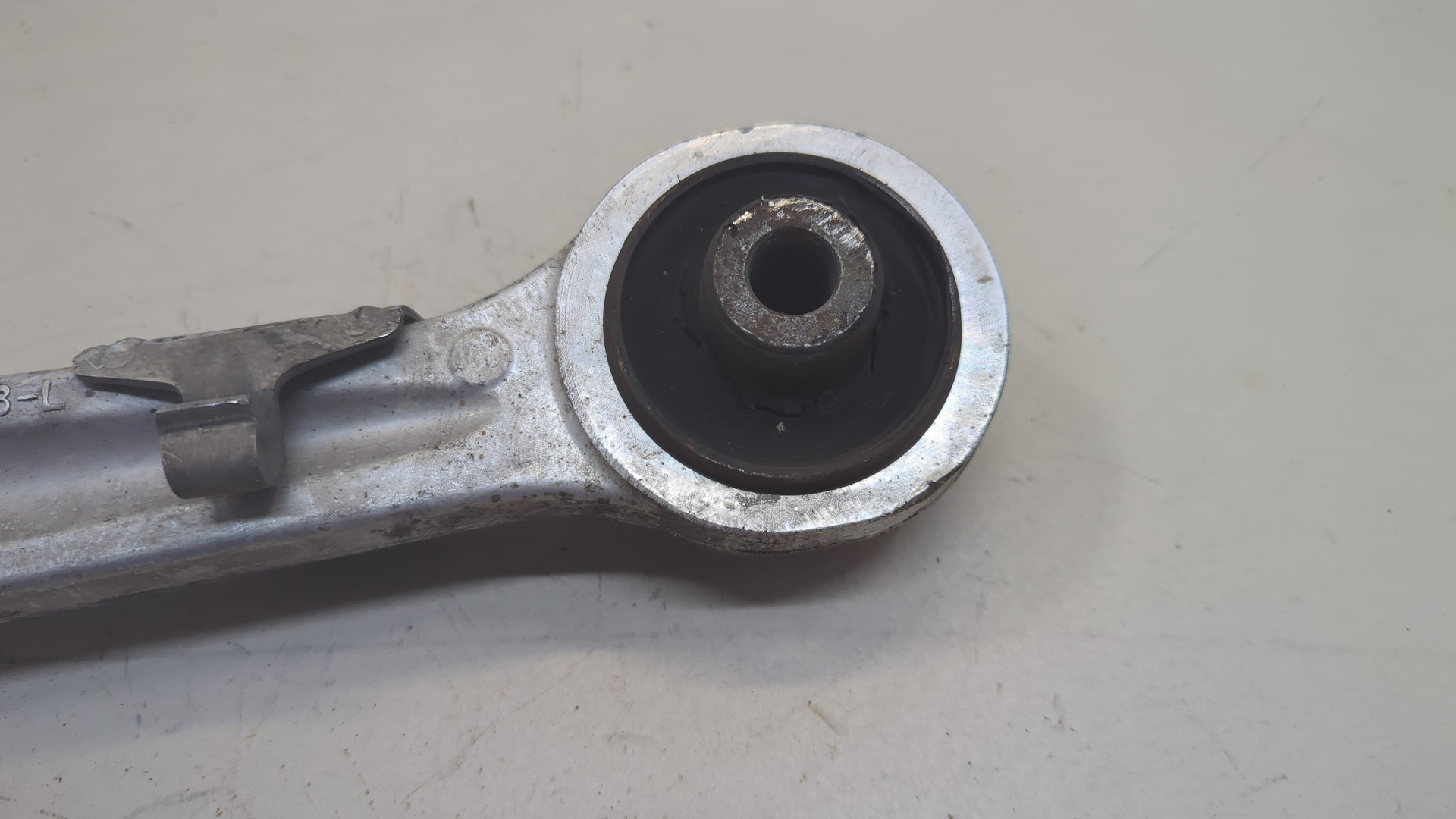 Рычаг передний левый