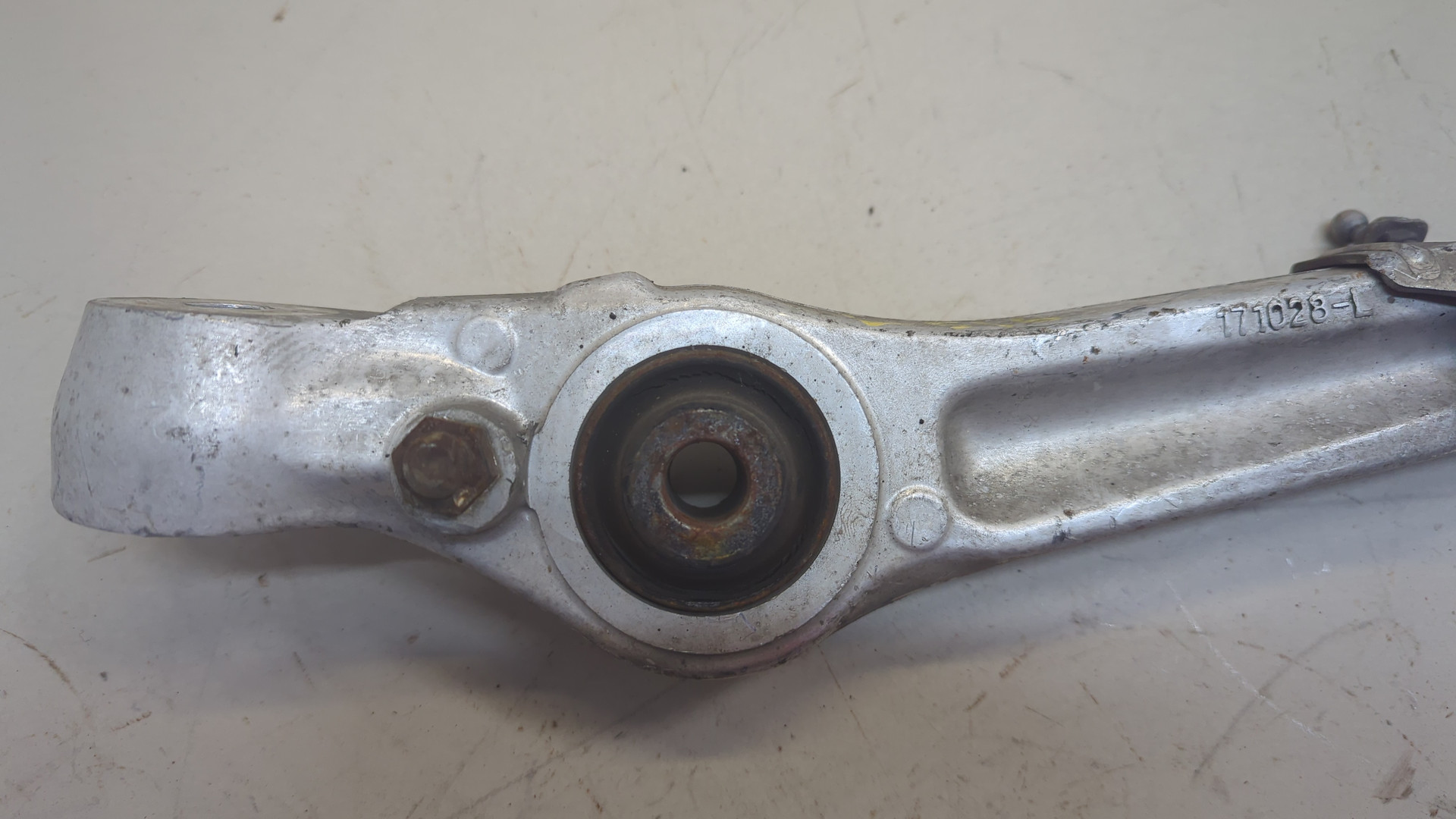 Рычаг передний левый