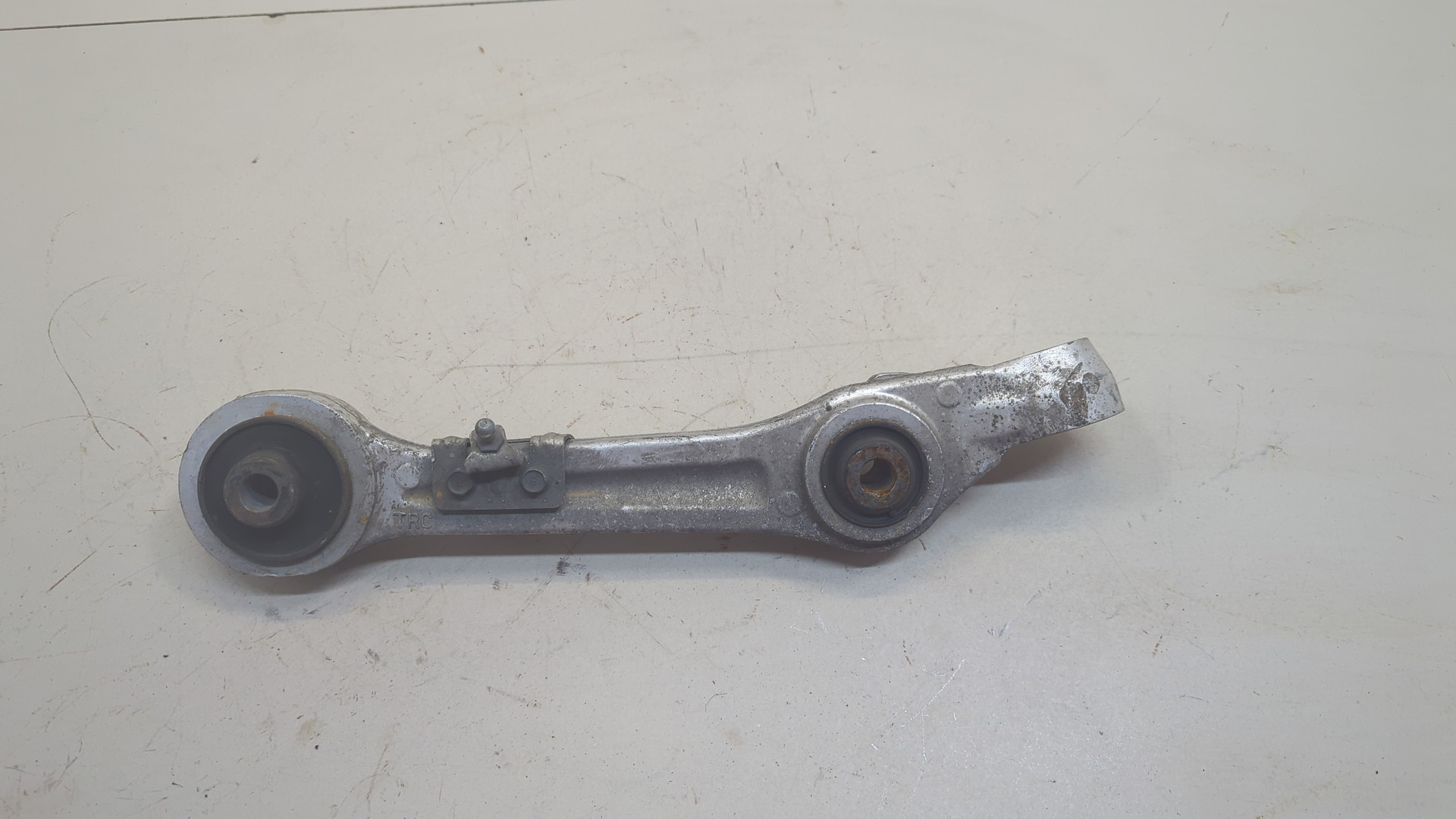 Рычаг передний левый