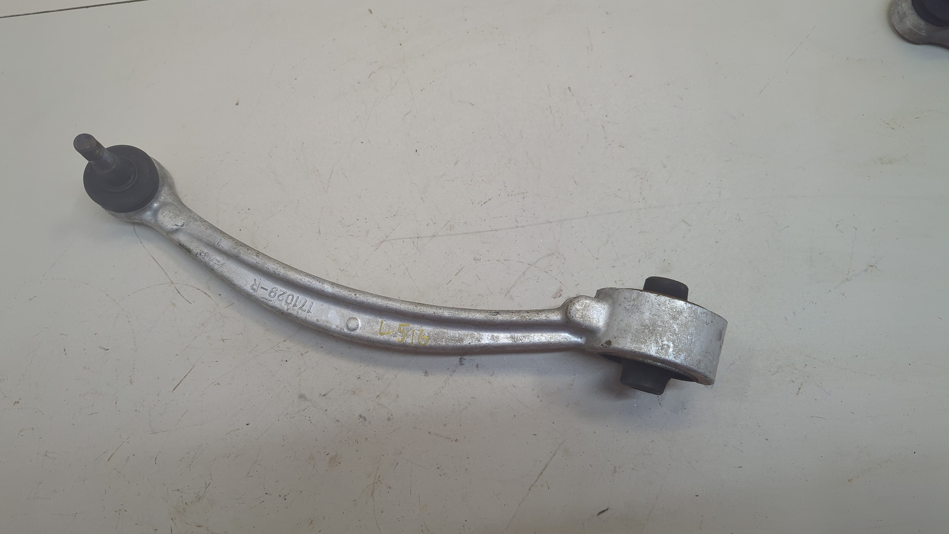 Рычаг передний правый