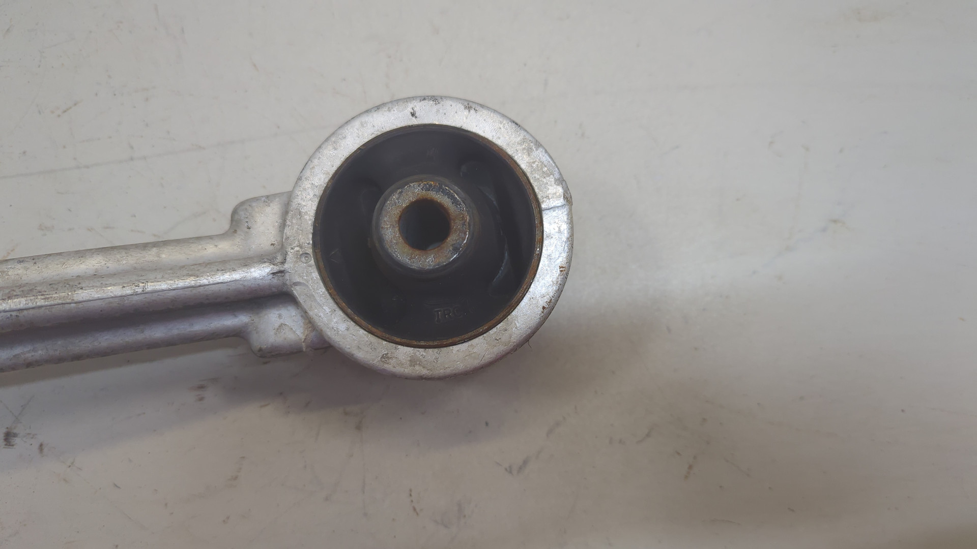 Рычаг передний правый