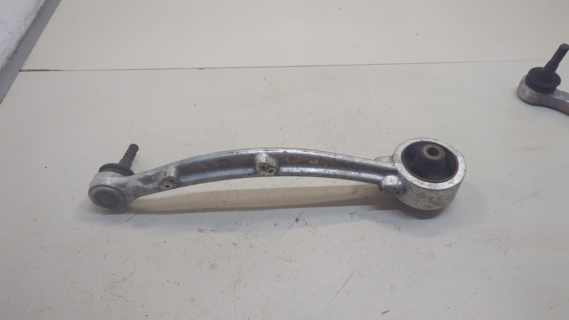 Рычаг передний правый