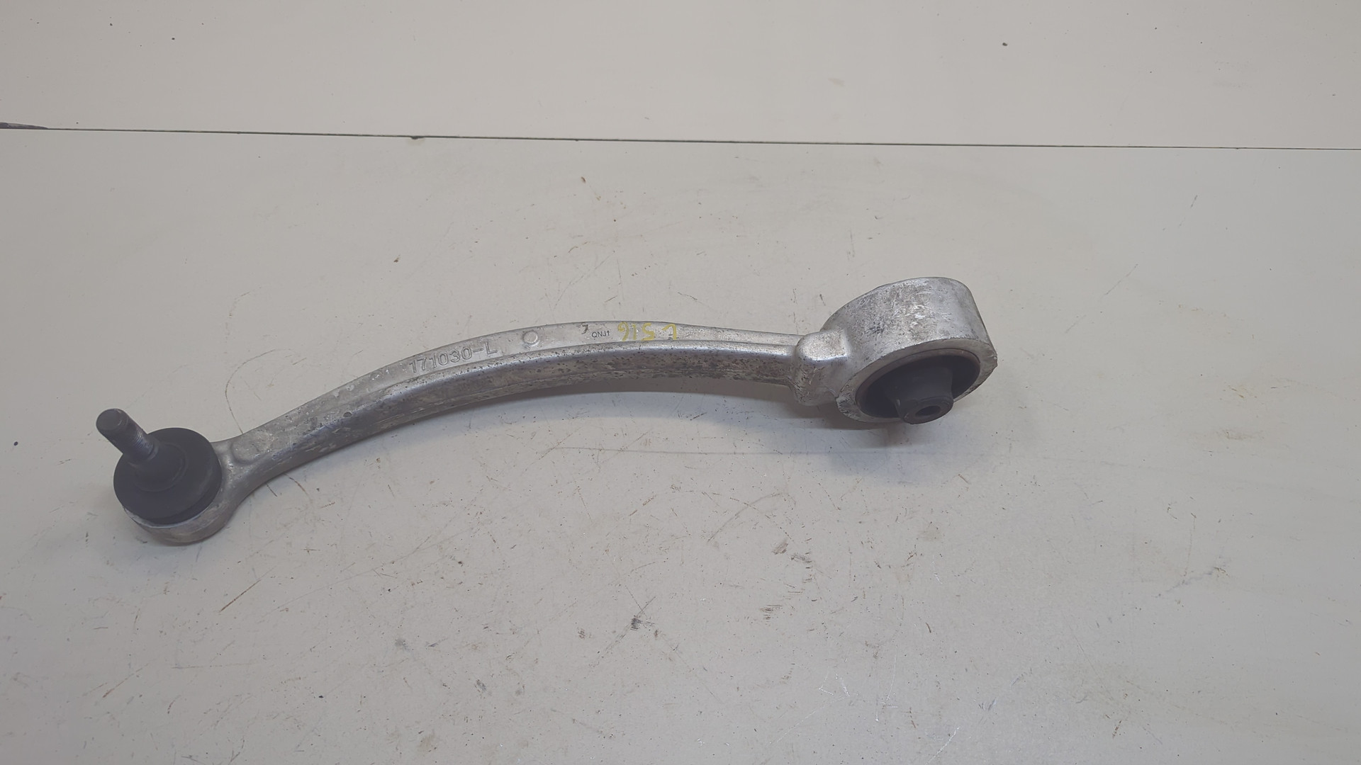 Рычаг передний левый