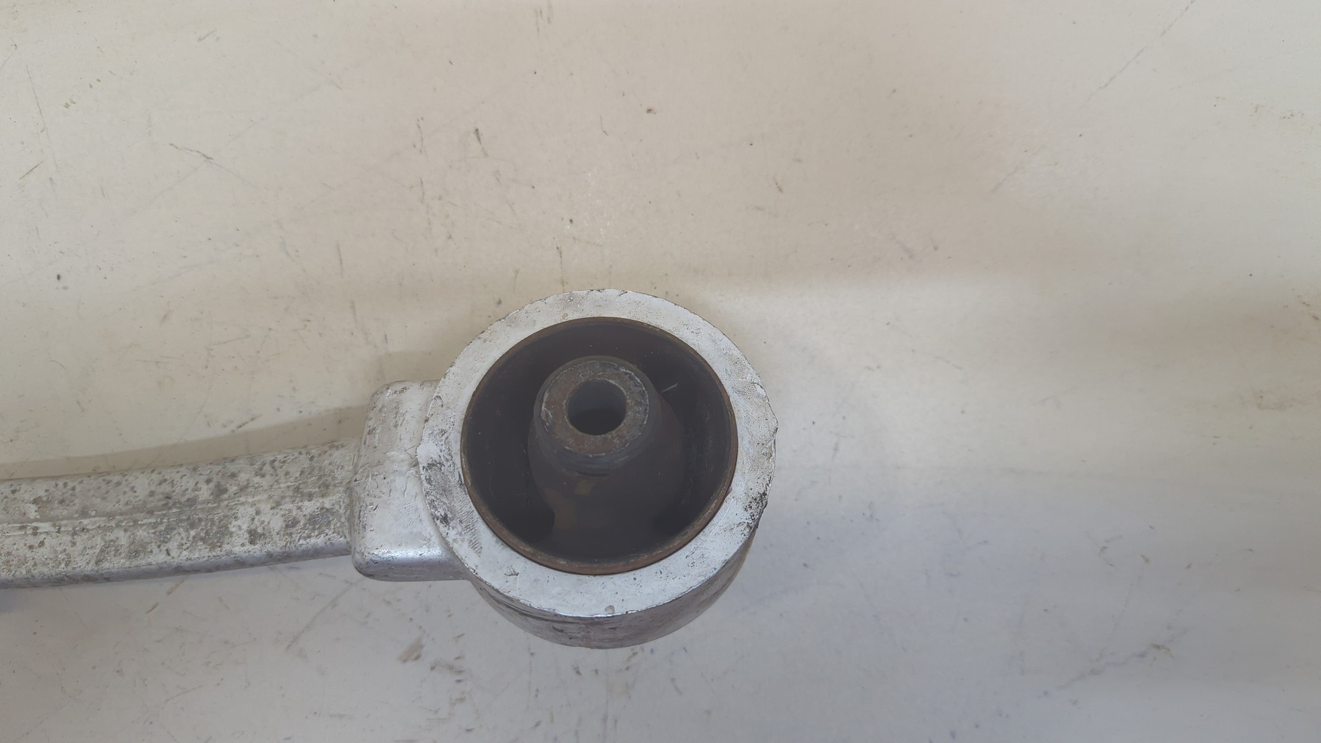 Рычаг передний левый