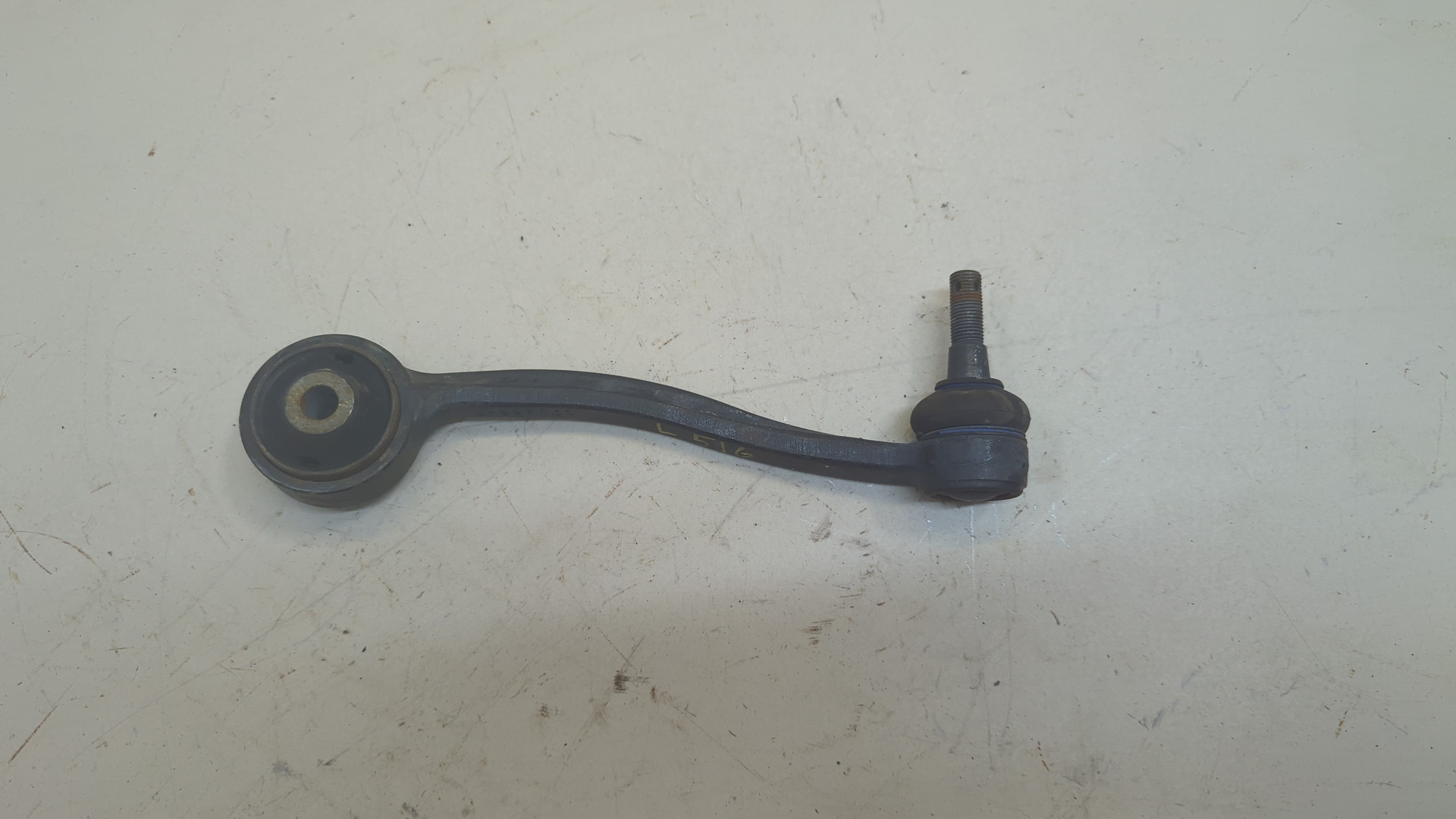 Рычаг передний левый