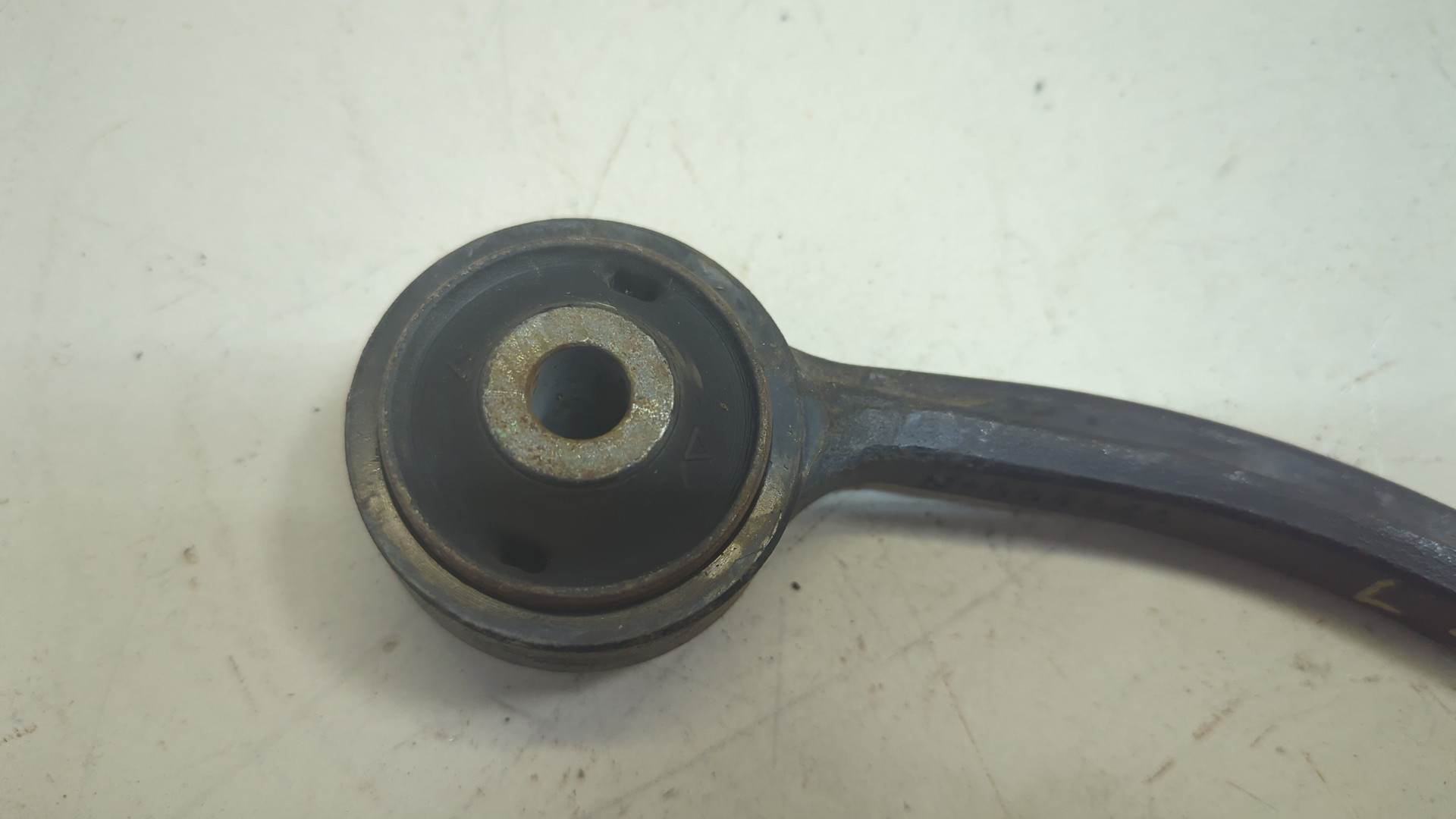 Рычаг передний левый