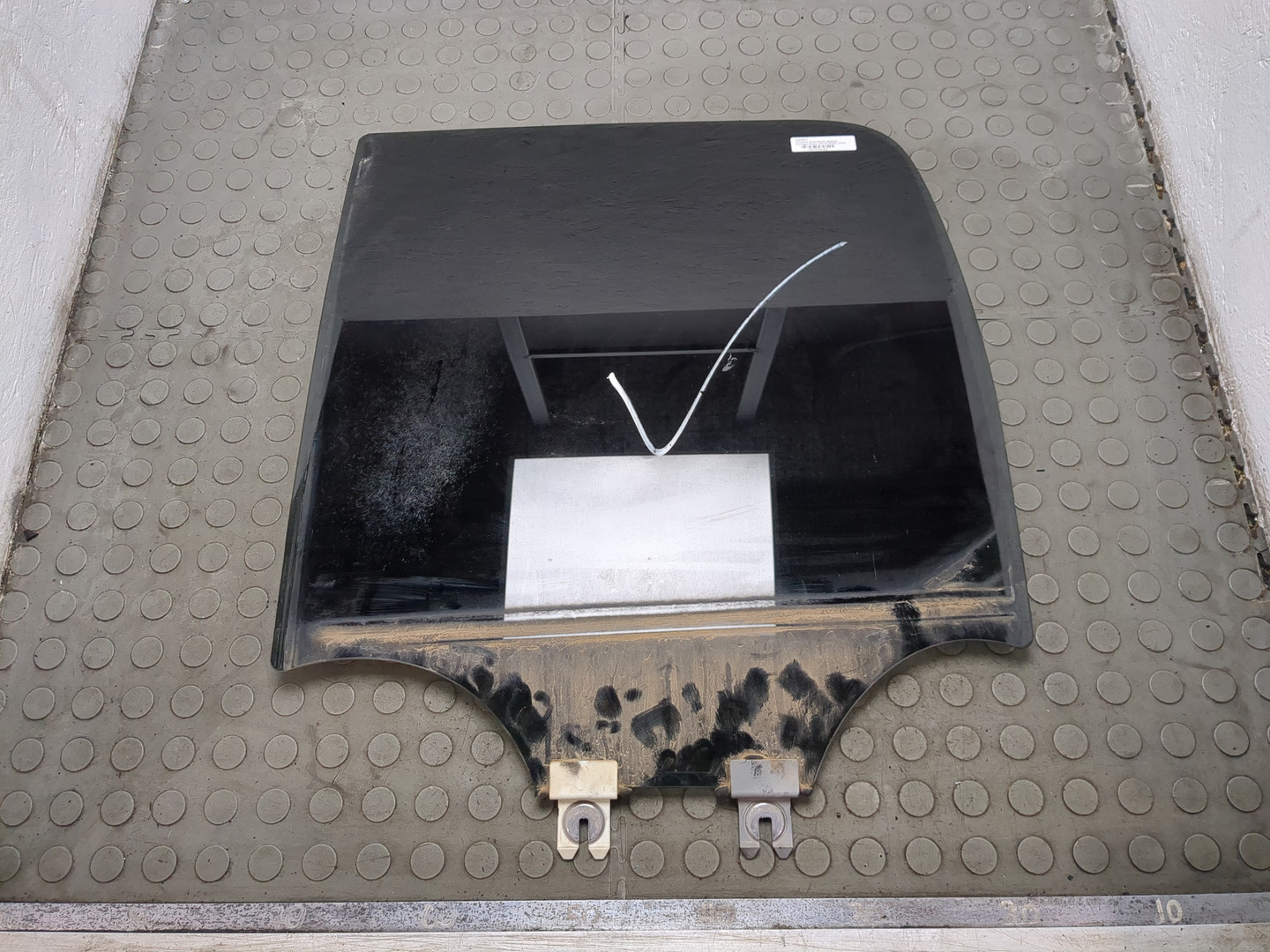 Стекло двери задней левой