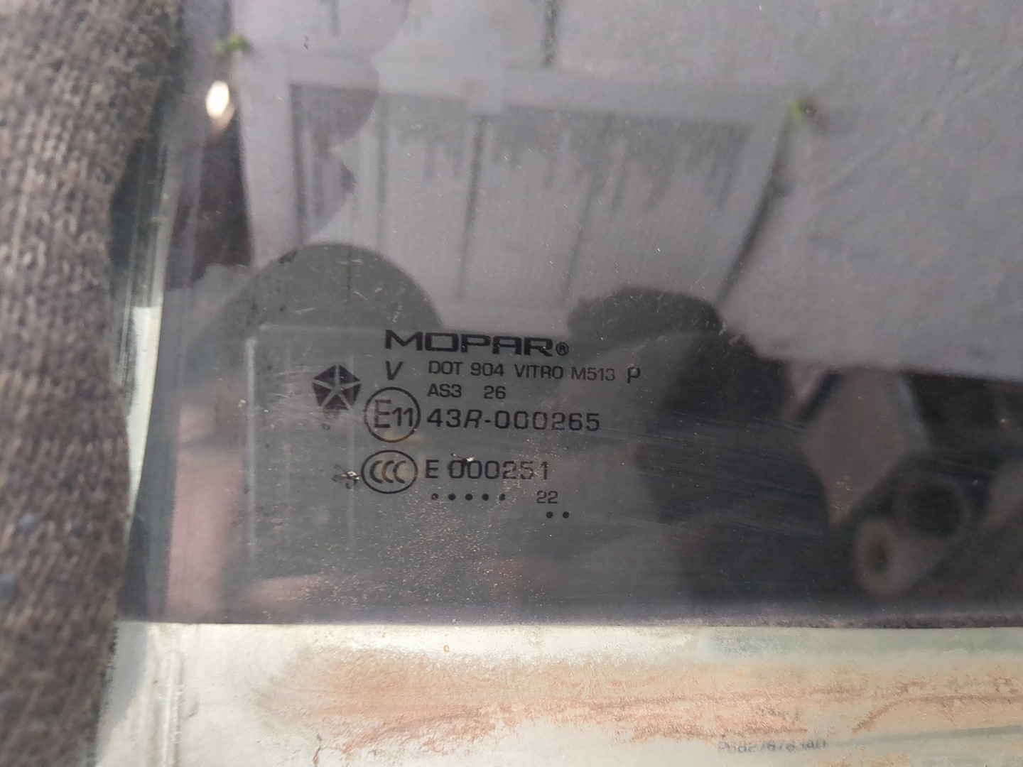 Стекло двери задней левой