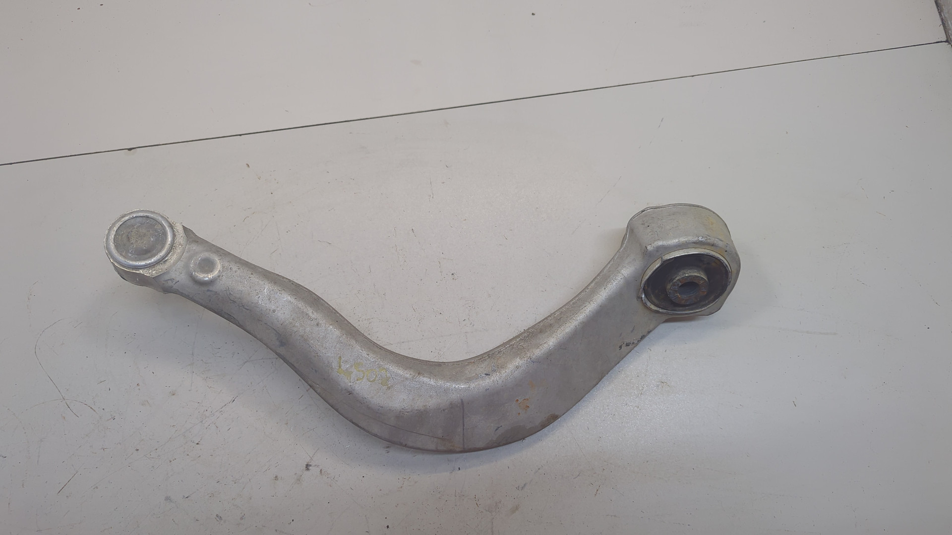 Рычаг передний левый