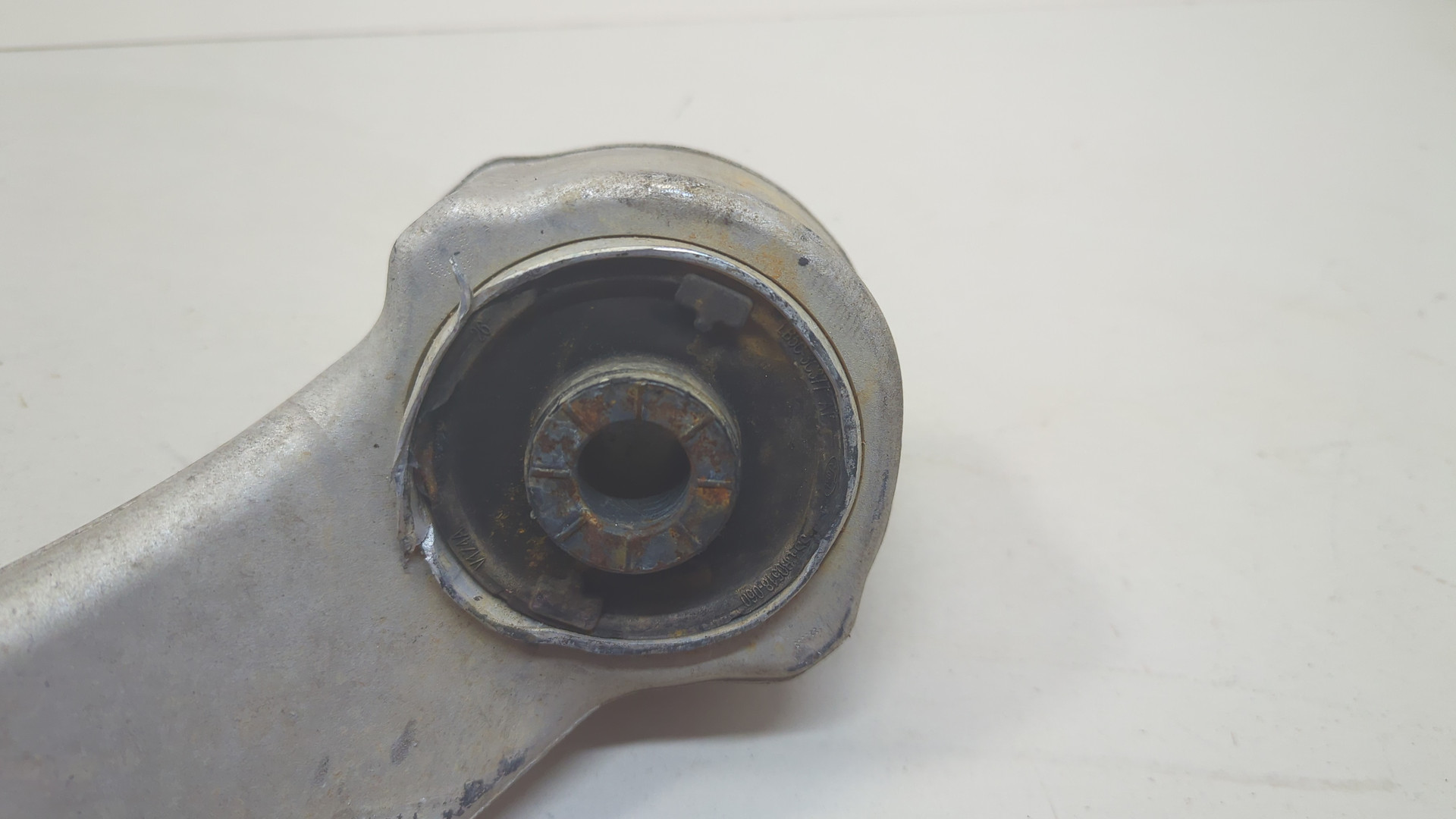 Рычаг передний левый