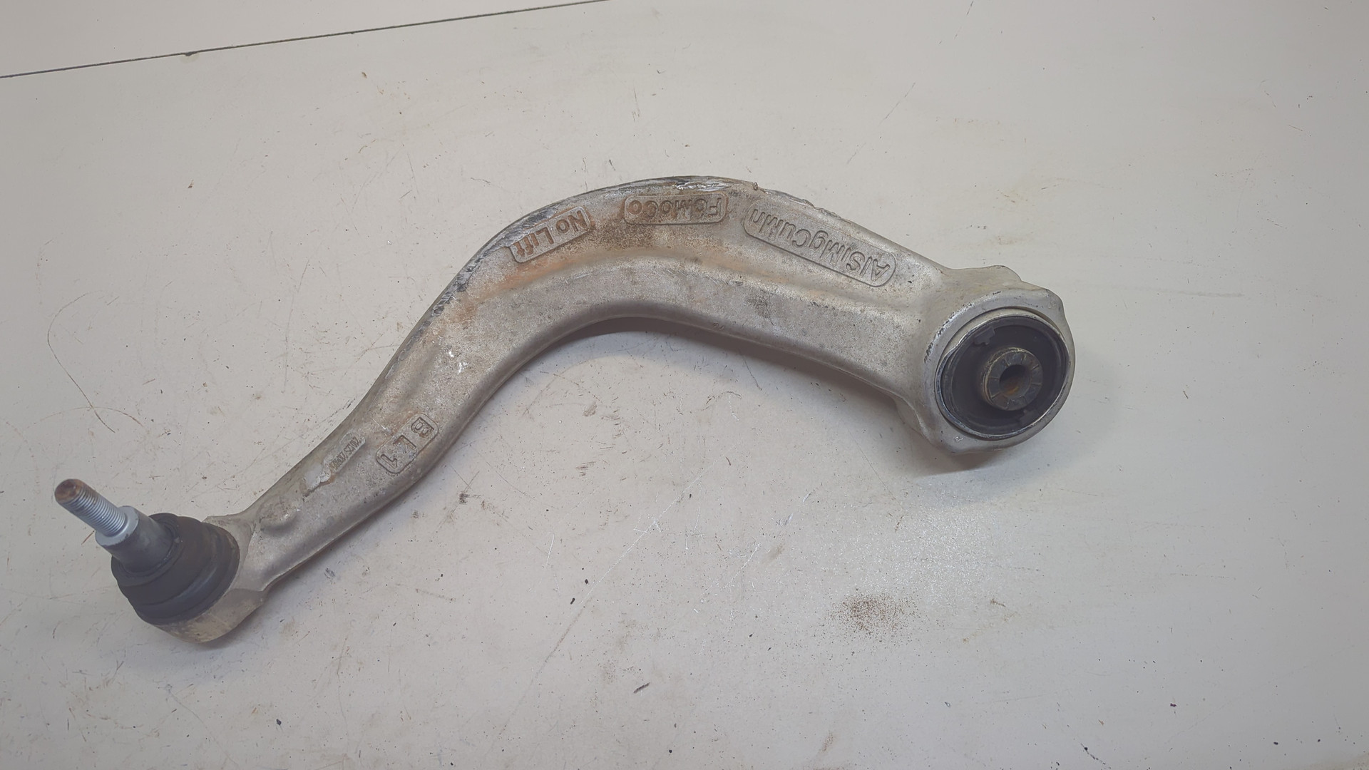 Рычаг передний левый