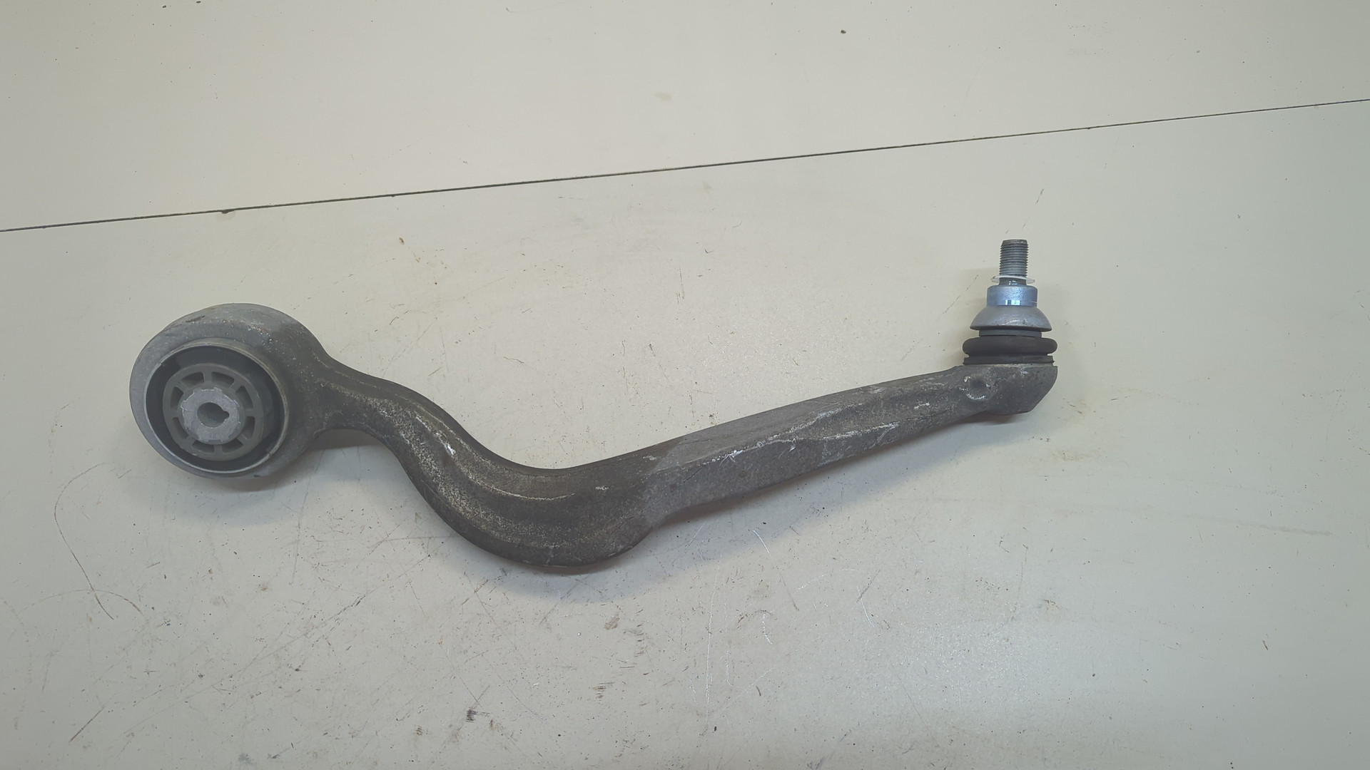 Рычаг передний левый