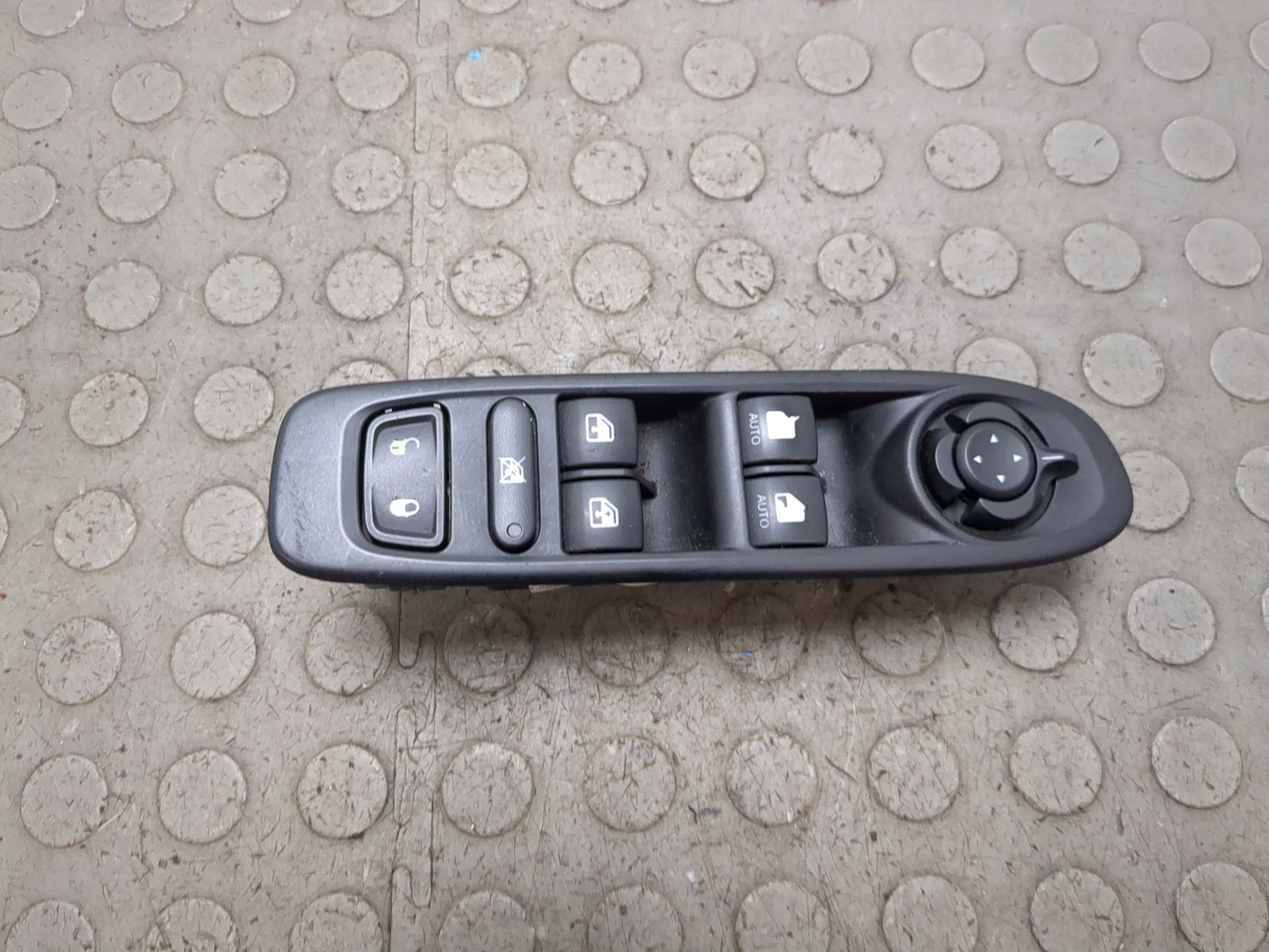 Кнопка стеклоподъемника