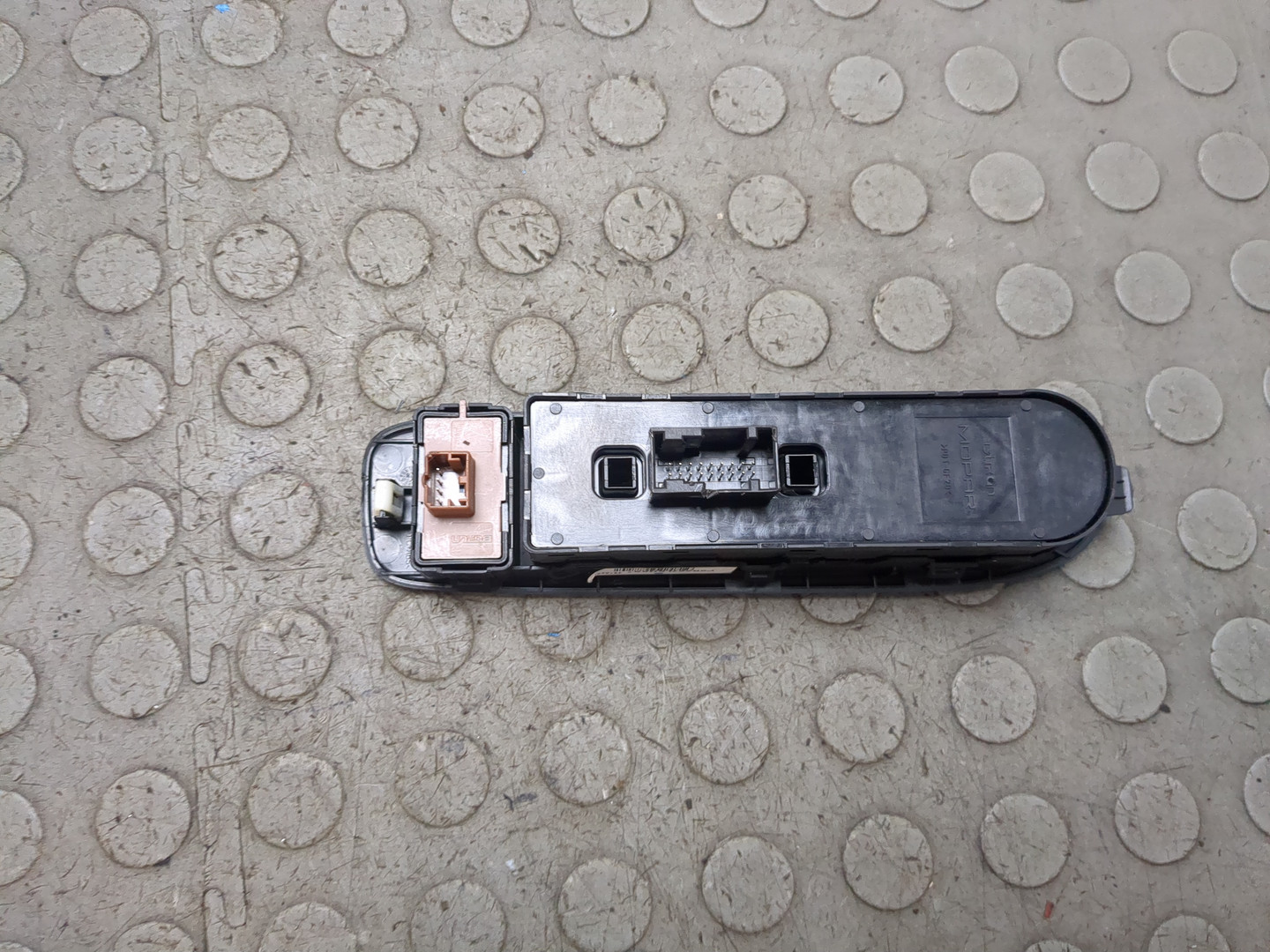 Кнопка стеклоподъемника